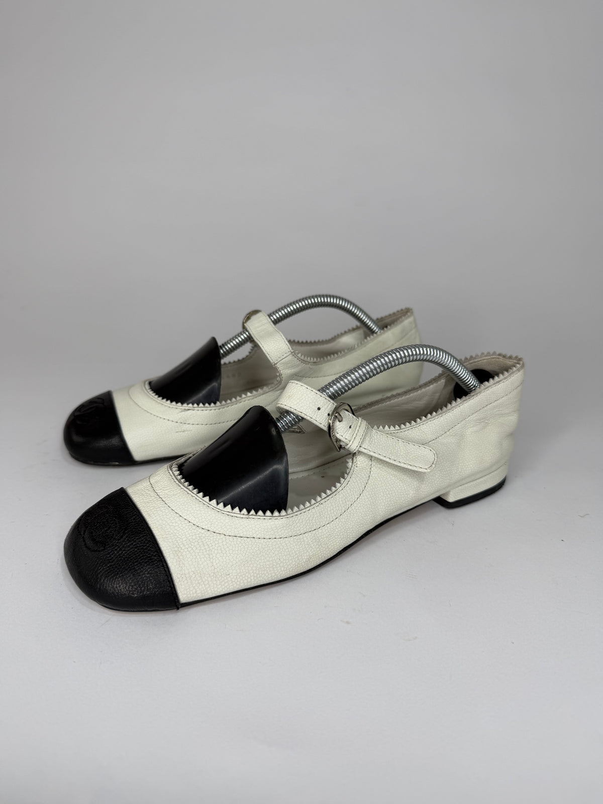 Chanel White/Black Leather CC Mary Jane Flats Size 37 EU/ 7 US
