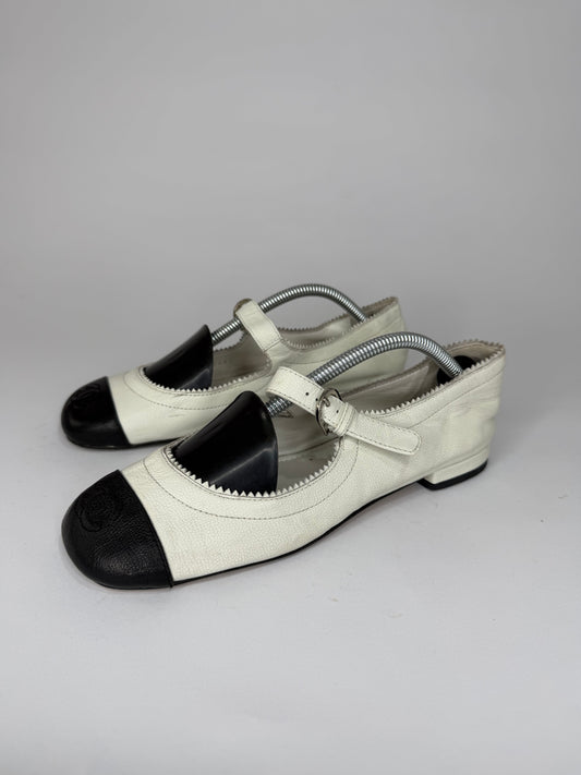 Chanel White/Black Leather CC Mary Jane Flats Size 37 EU/ 7 US