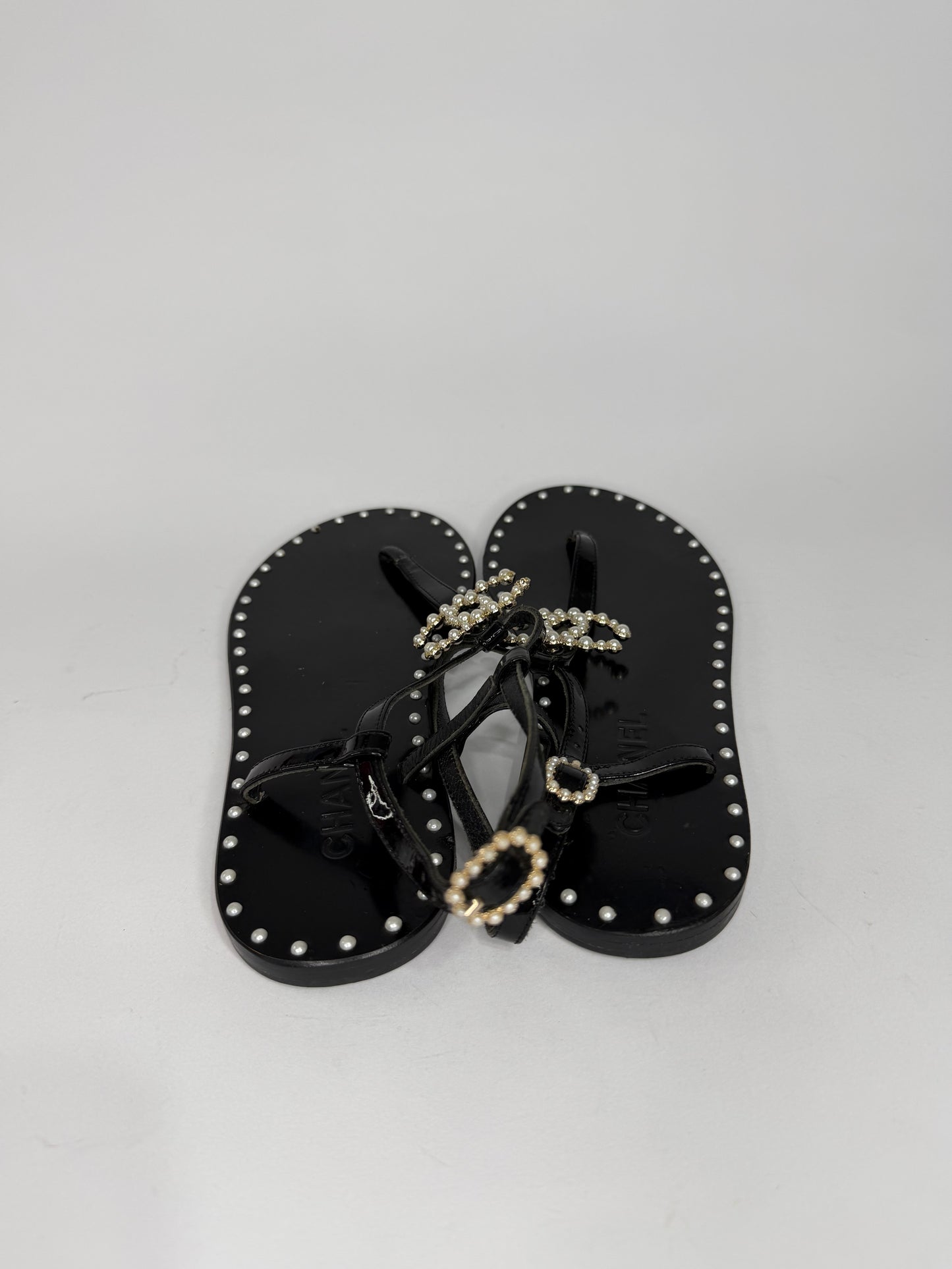 Chanel
Interlocking CC Logo Patent Leather T-Strap Sandals
Women's Size 37 EU/ 7 US