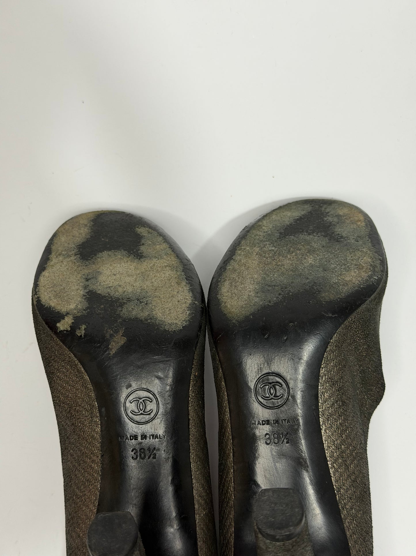 Chanel Metallic Metallic Silver Textured Suede CC Platform Pumps Size 38.5 EU/ 8.5 US/ 5.5 UK