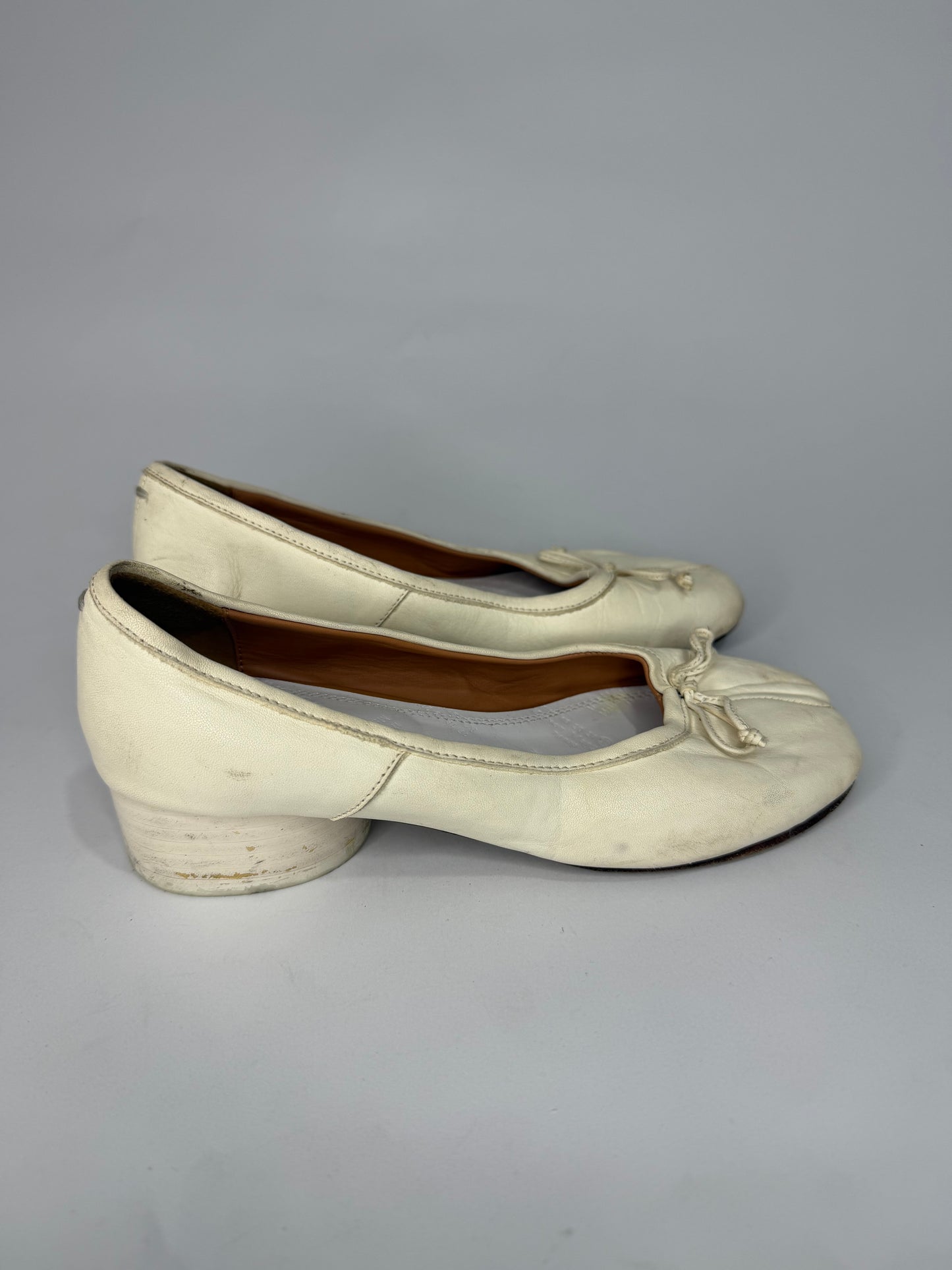 MAISON MARGIELA
Tabi Ballerina 3cm in White Size 34 EU/ 4 US