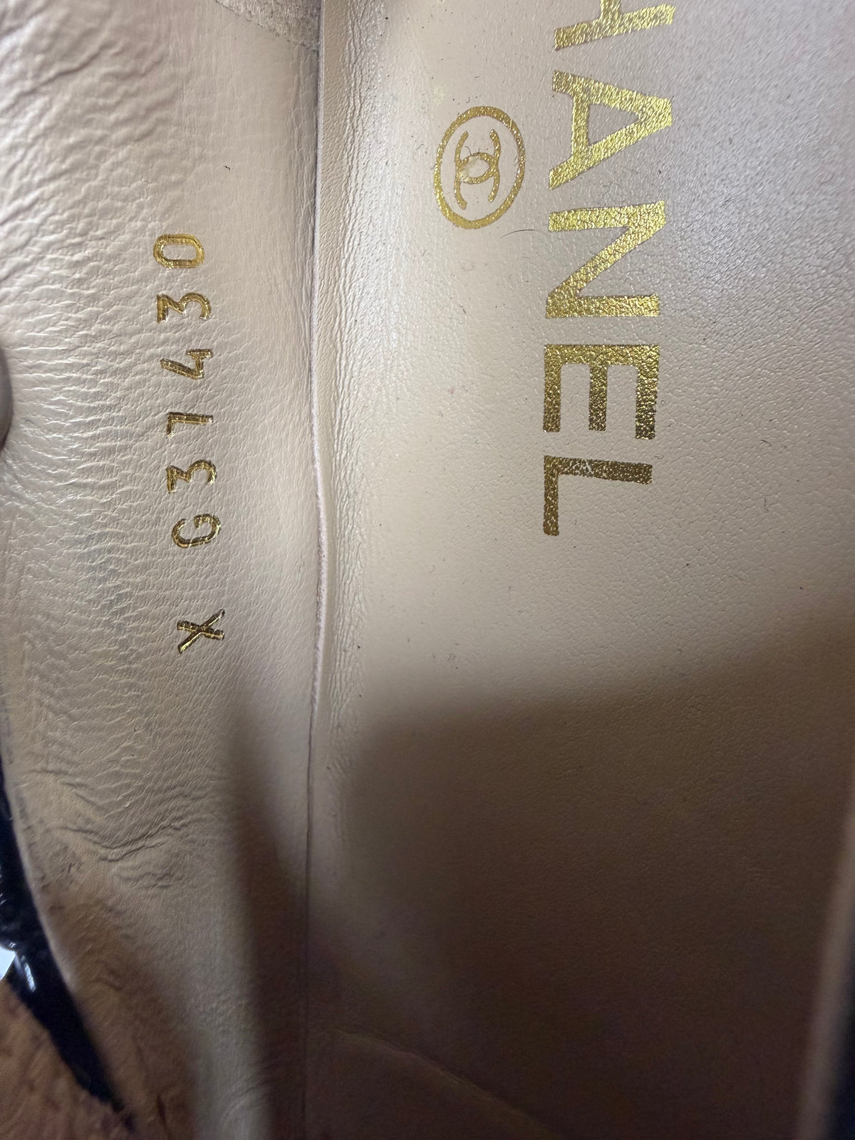 CHANEL
Shiny Calfskin Logo Loafers Black Size 37 EU/ 7 US
