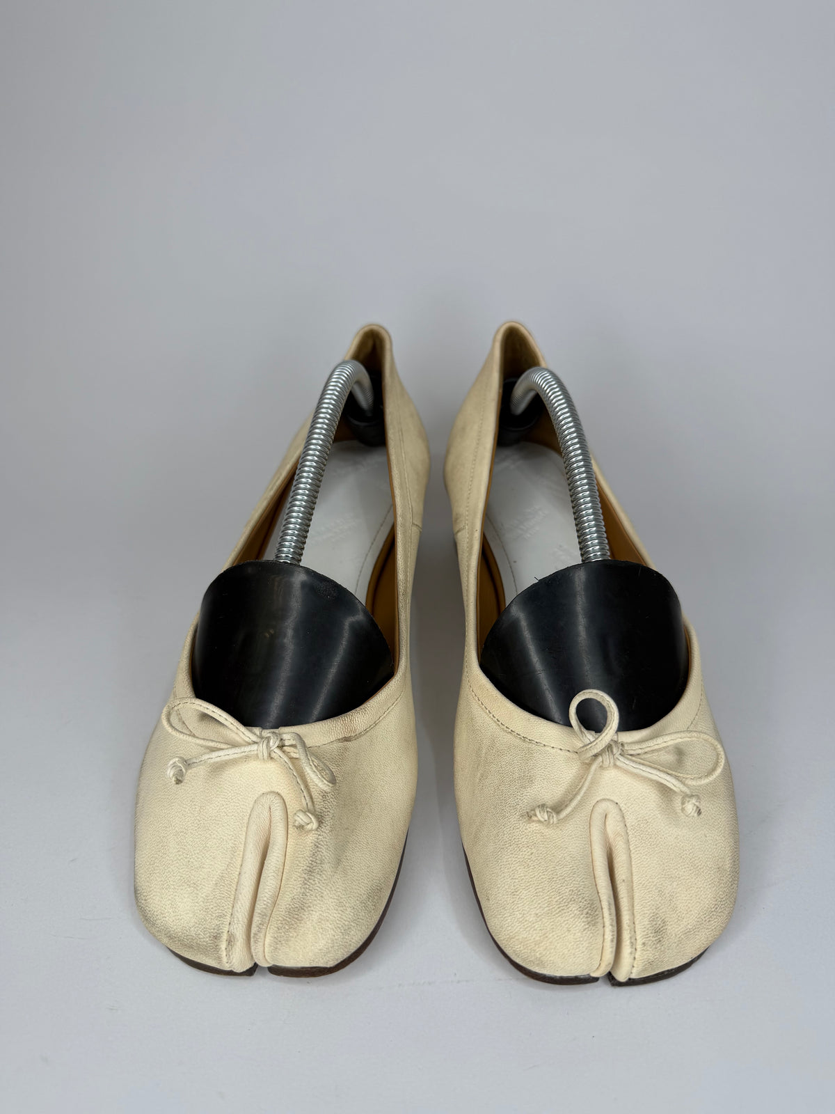 Maison Margiela
Tabi Bow Accents Pumps Size 38 EU/ 8 US