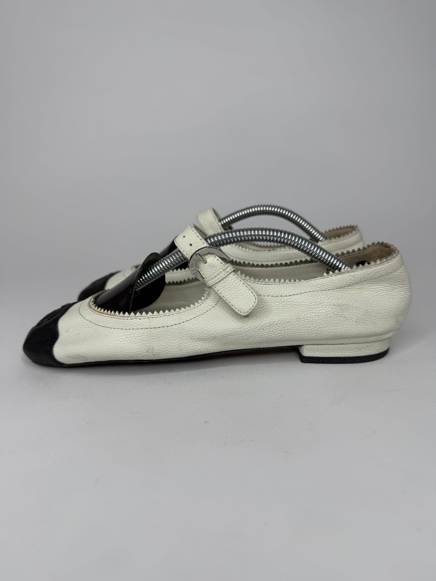 Chanel White/Black Leather CC Mary Jane Flats Size 36 EU/ 6 US/ 3 UK