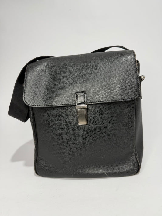 LOUIS VUITTON
Black Taiga Leather Yaranga Porte Appareil Messenger Bag