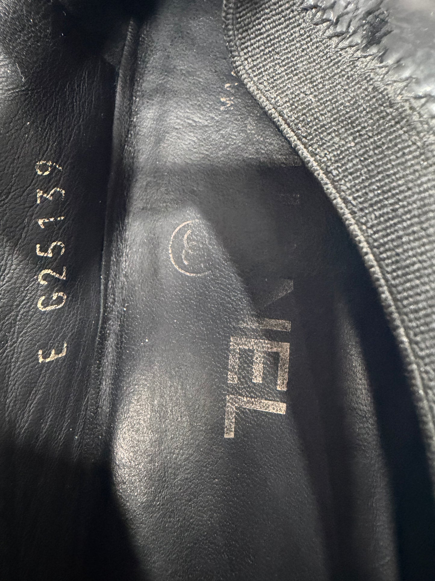 Chanel
Interlocking CC Logo Patent Leather Flats Size 39 EU/ 9 US