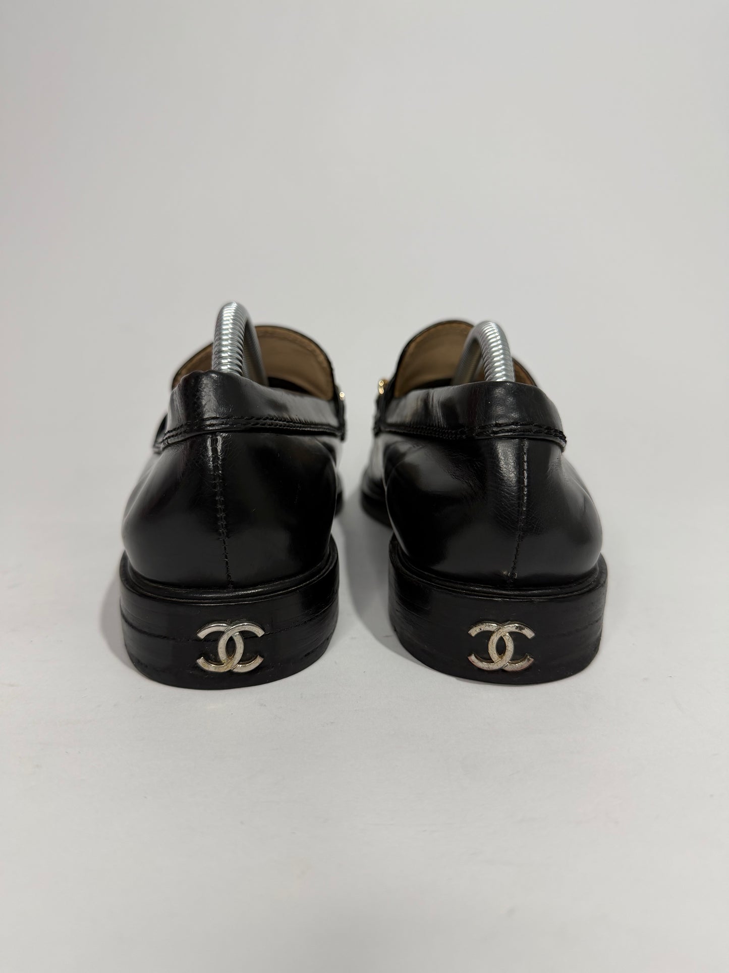 CHANEL
Shiny Calfskin Logo Loafers Black Size 37 EU/ 7 US/ 4 UK
