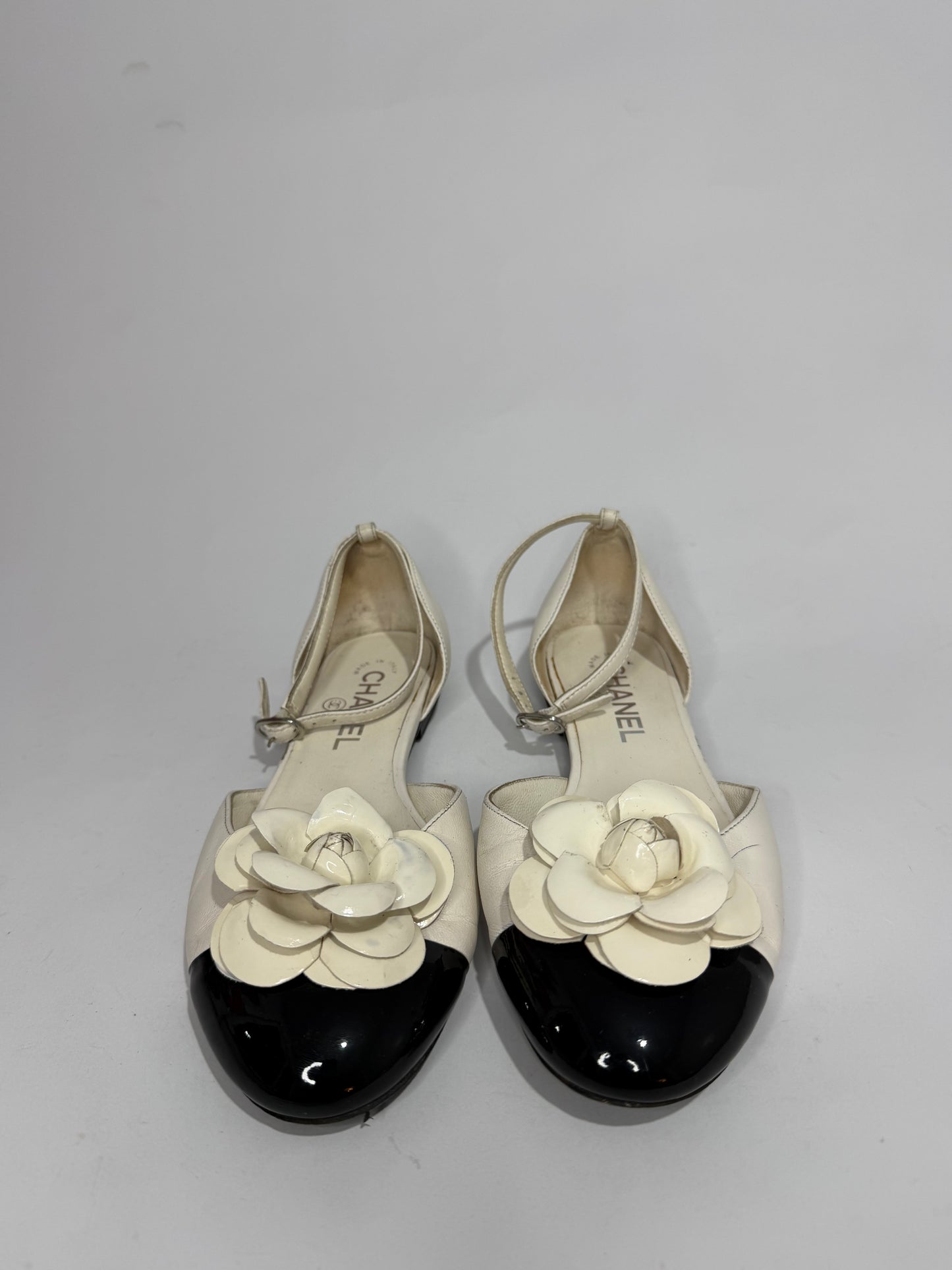CHANEL
Lambskin Patent Calfskin Cap Toe Camellia Mary Jane Flats 37.5 White Black
