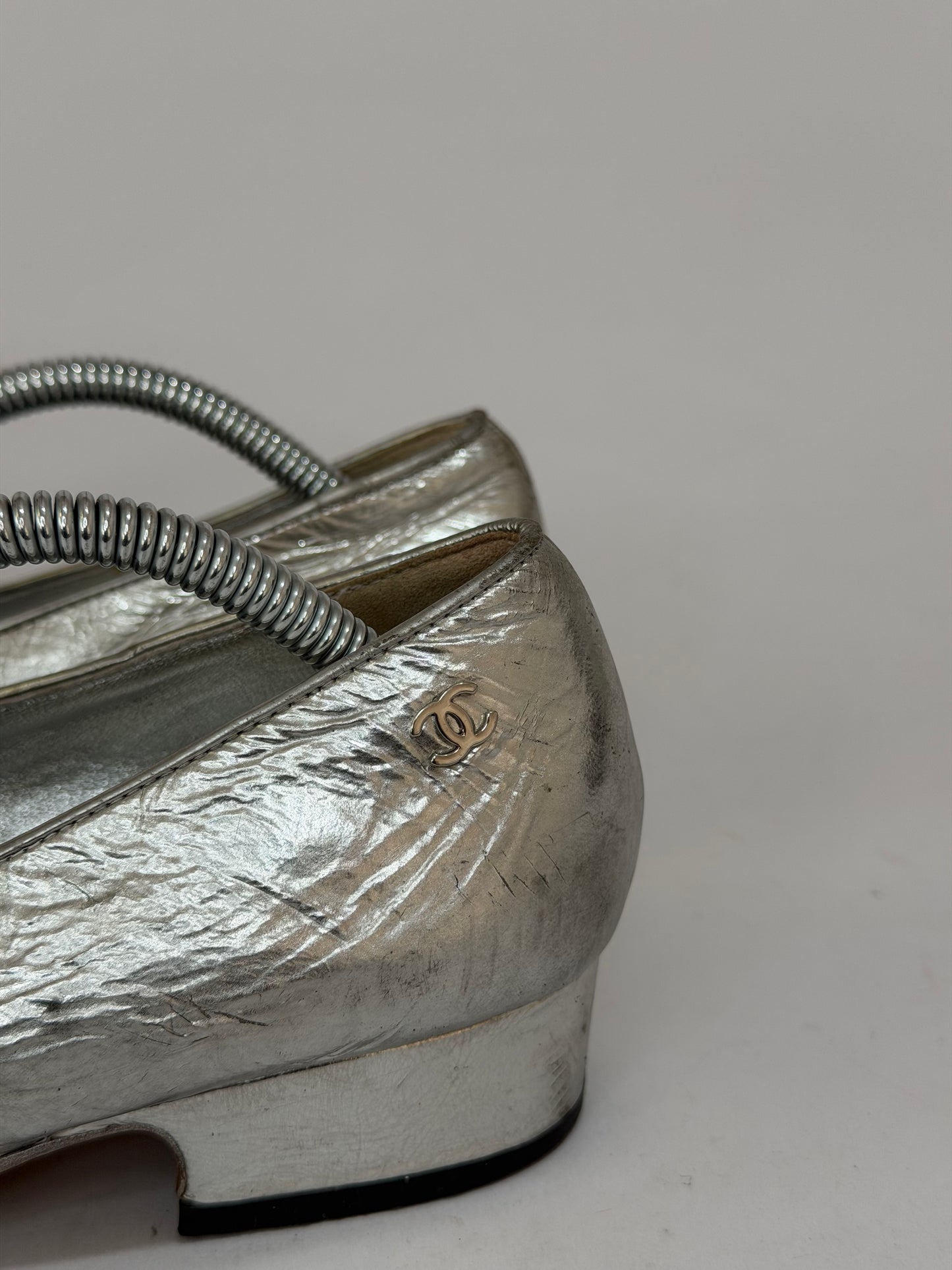 CHANEL
Silver Metallic Crinkled Leather Mary Jane Flats Size 37 EU/ 7 US/ 4 UK