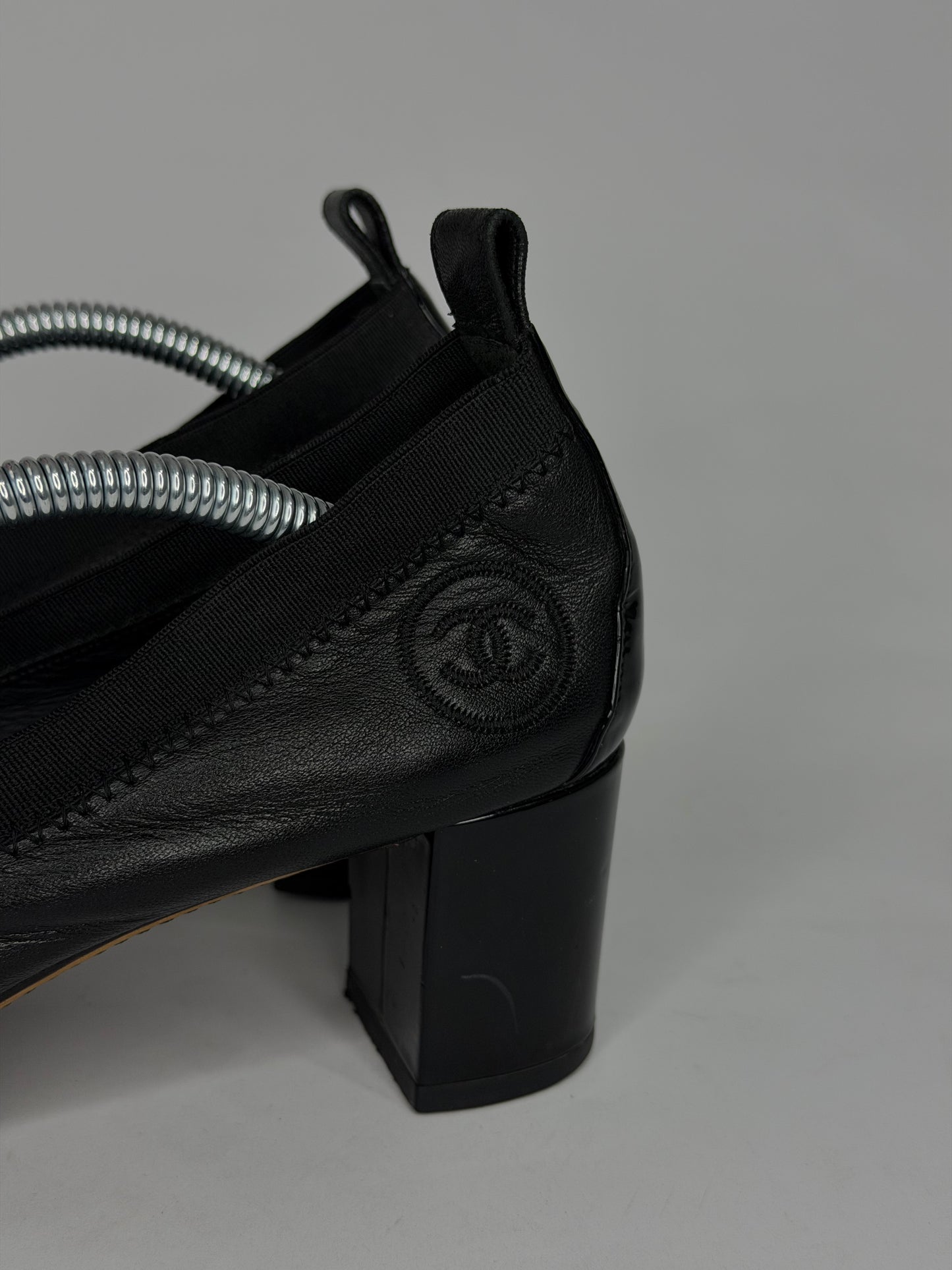 Chanel CC  Black Leather and Patent Leather Block Heel Pumps Size 39 EU/ 9 US/ 6 UK