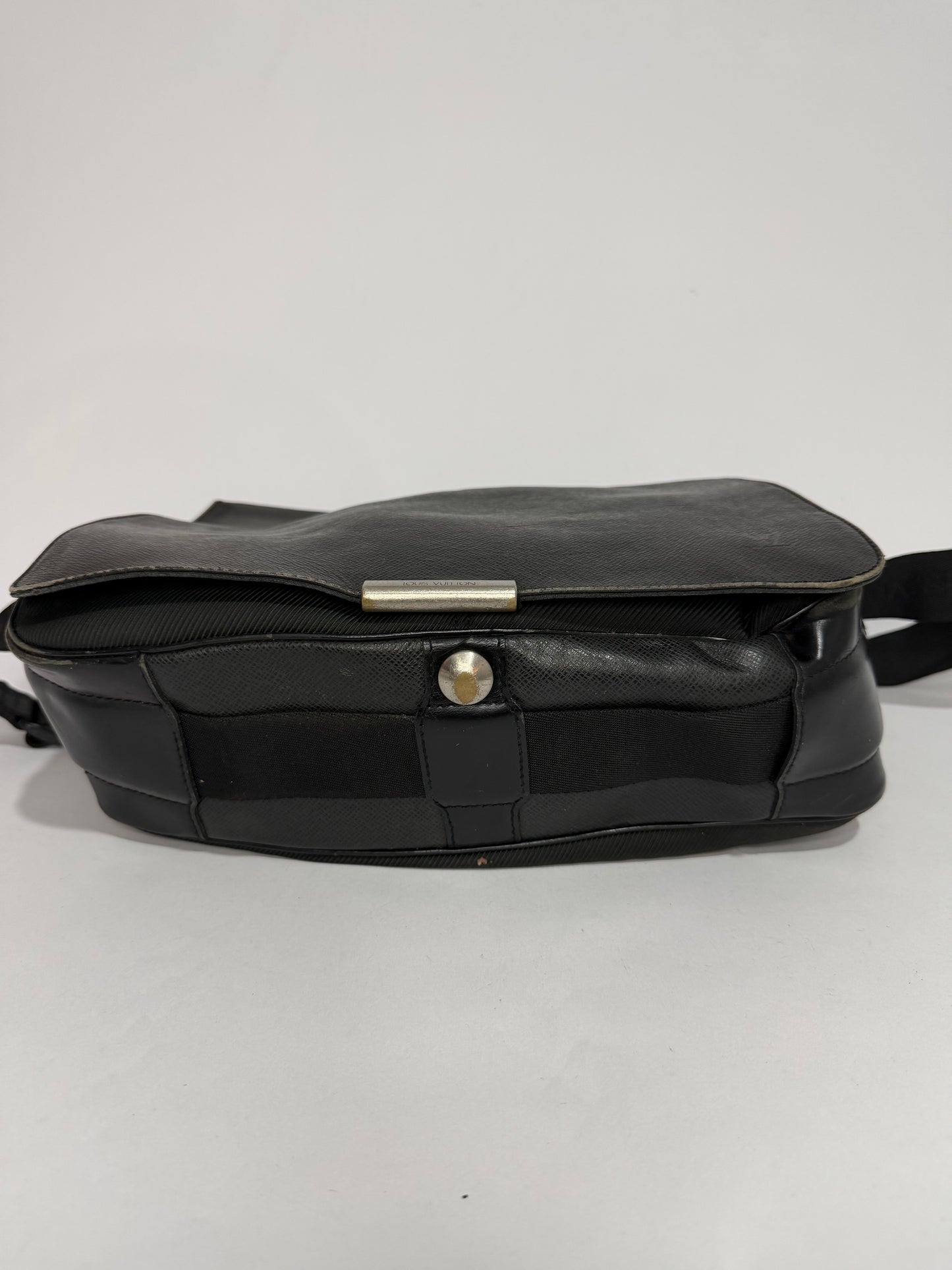 LOUIS VUITTON Black Taiga Leather Viktor Messenger Bag