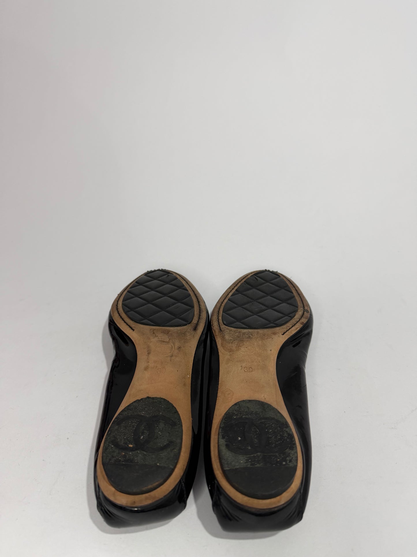 Chanel
Interlocking CC Logo Patent Leather Flats Size 39 EU/ 9 US