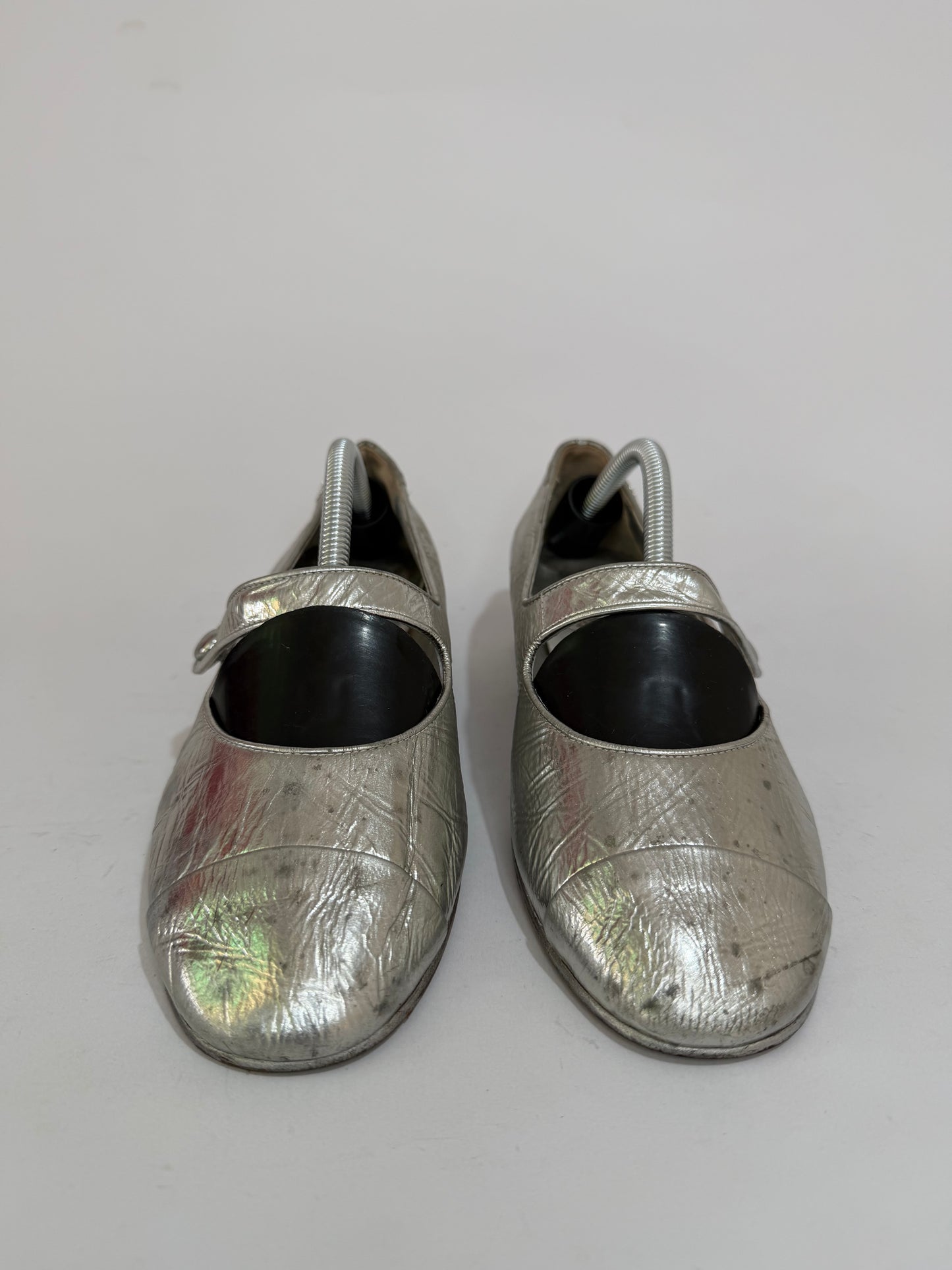 CHANEL
Silver Metallic Crinkled Leather Mary Jane Flats Size 37 EU/ 7 US/ 4 UK