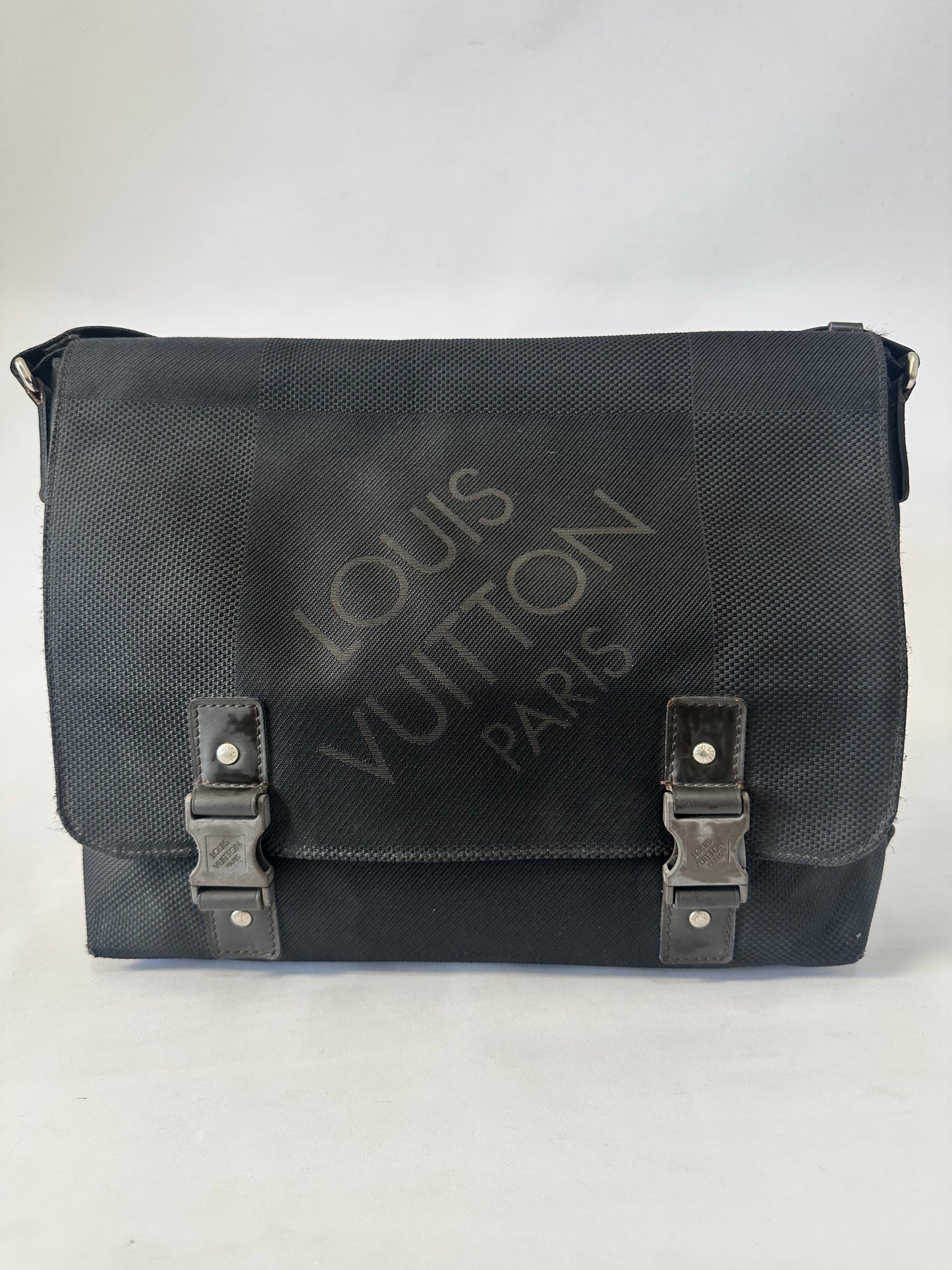 LOUIS VUITTON
Black Damier Geant Canvas Loup Messenger Bag
