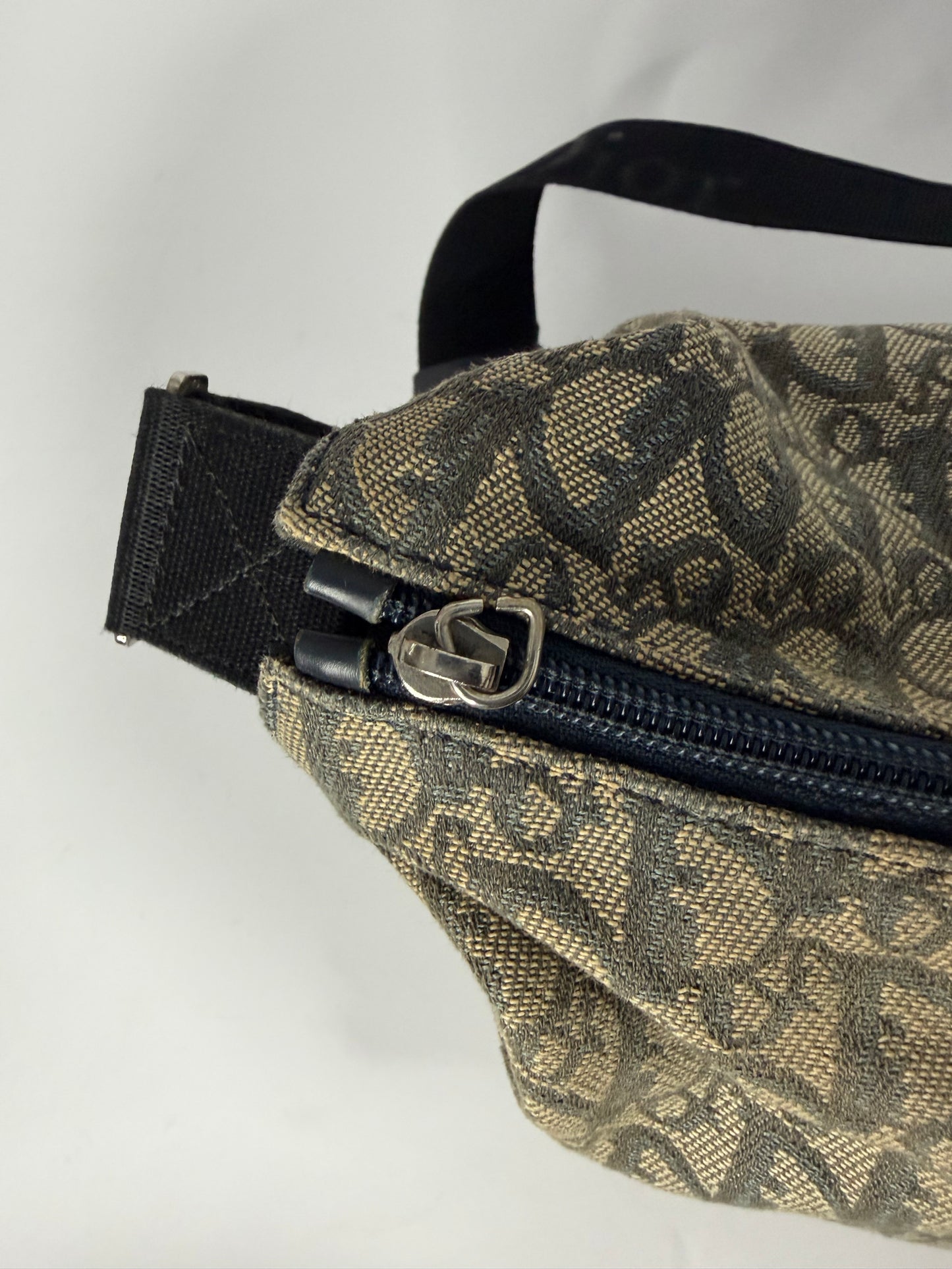 CHRISTIAN DIOR 
Monogram Messenger Olive