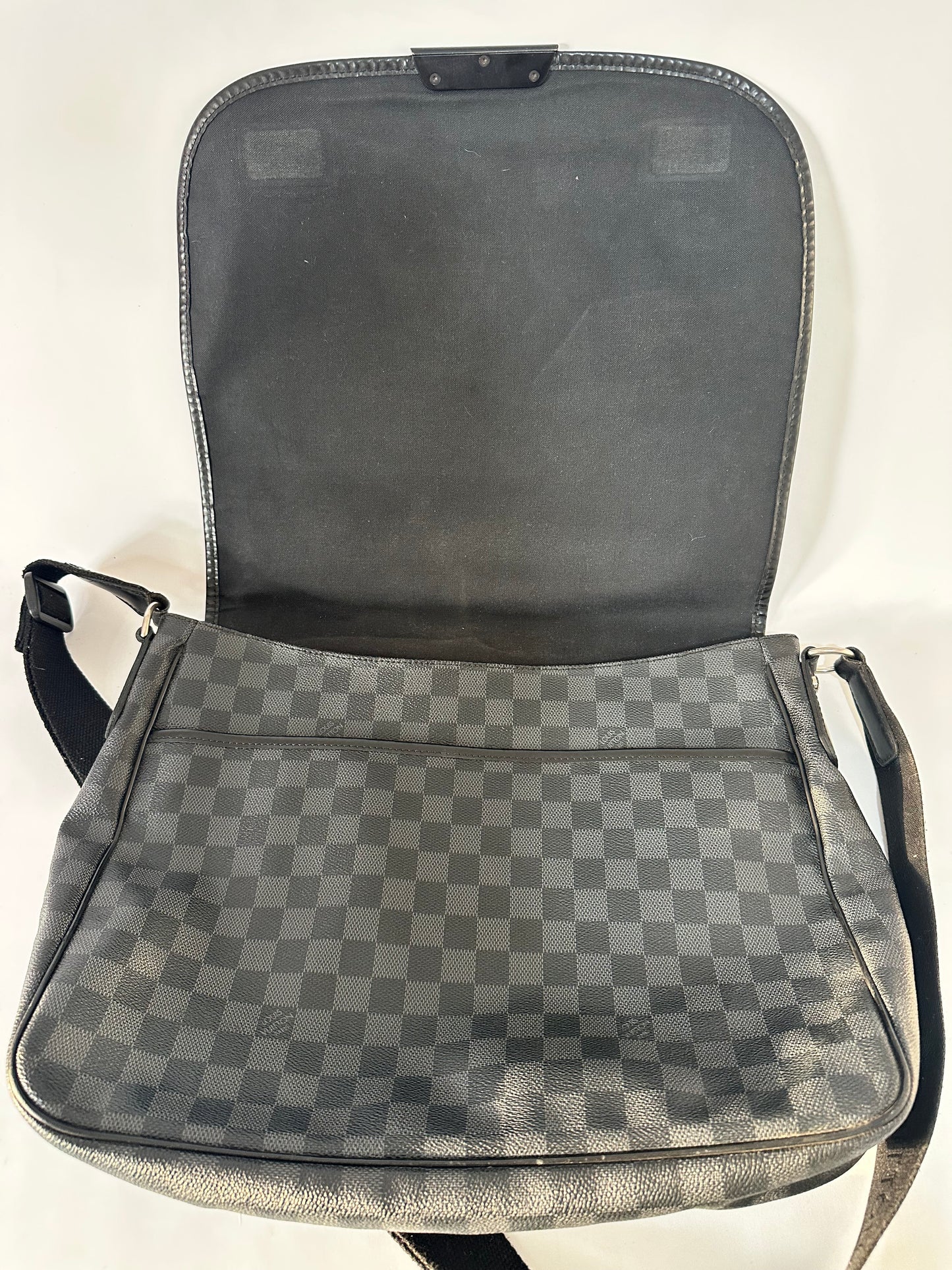 Louis Vuitton Damier Graphite Canvas Daniel MM Messenger Bag