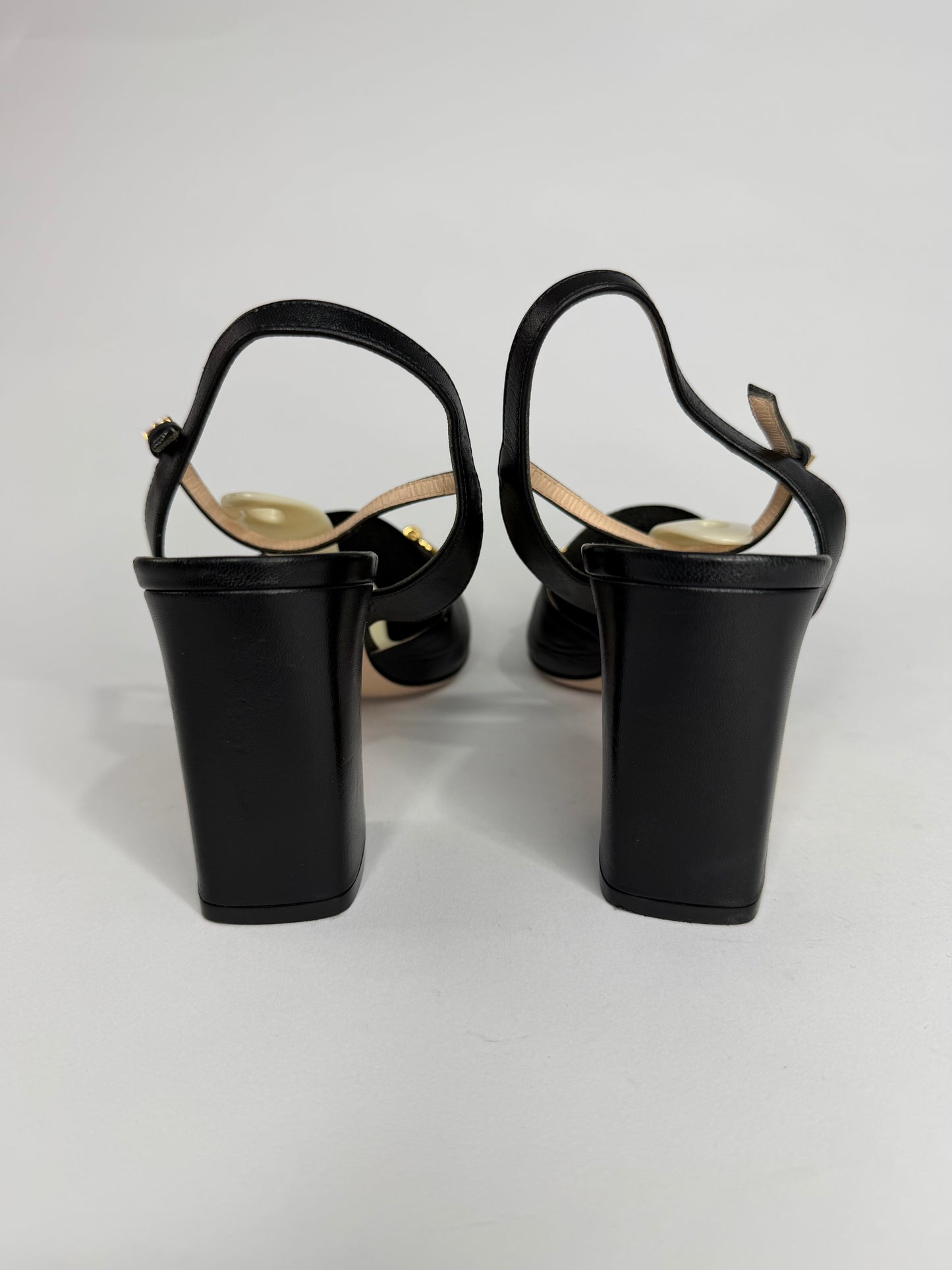 Gucci
Horsebit Accent Leather Sandals
Women's Size 39 EU/ 9 US / 6 UK