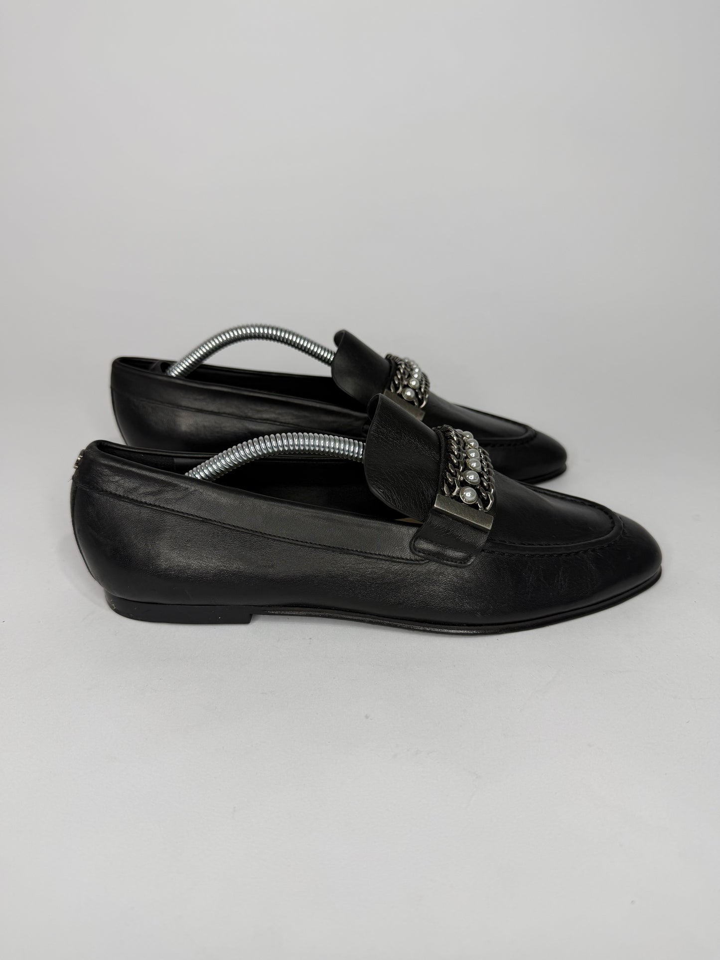 Chanel
2017 Faux Pearl Accents Loafers
Women's Size 37 EU/ 7 US