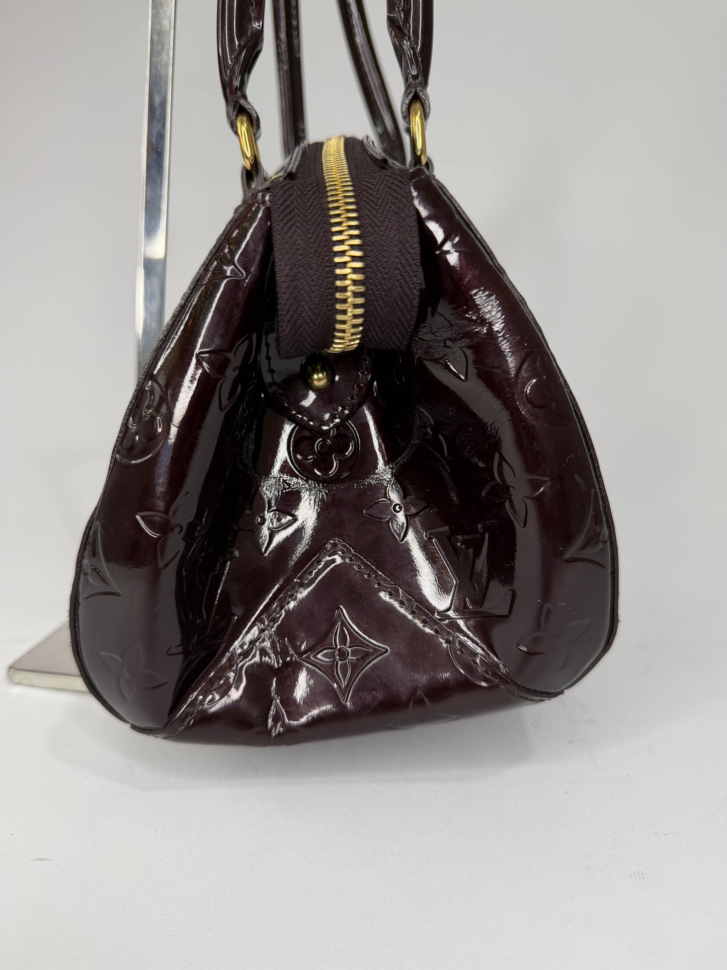 LOUIS VUITTON
Amarante Monogram Vernis Sherwood Bag