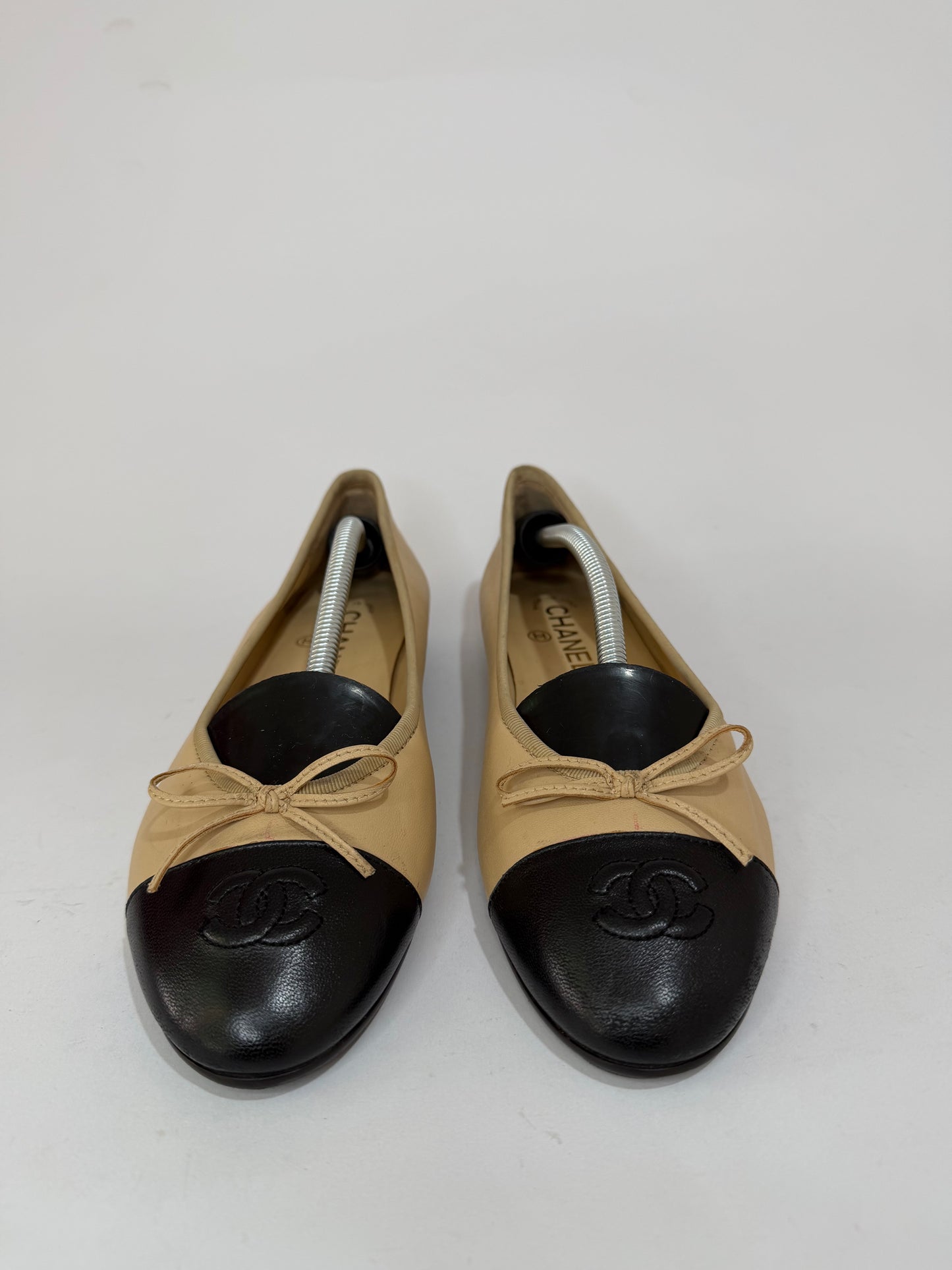 CHANEL Beige/Black Lambskin Leather CC Ballet Flats Size 39 EU/ 9 US