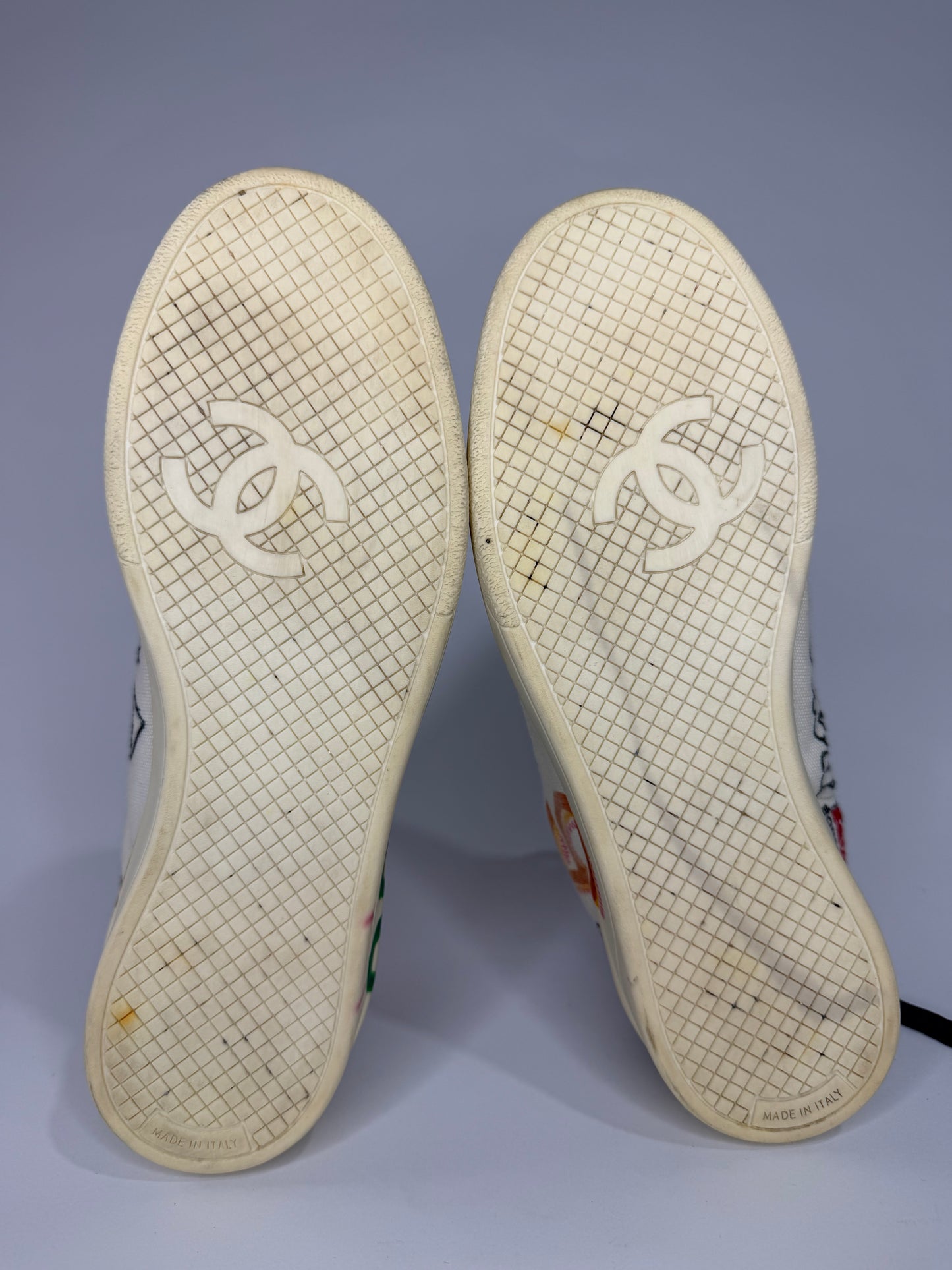 Chanel x Pharrell White Canvas Graffiti Low-Top Sneakers Size 39 EU/ 9 US / 6 UK