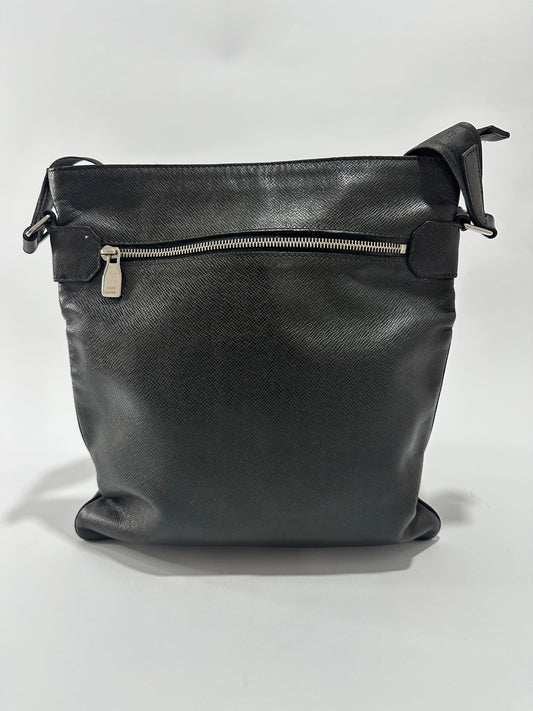 LOUIS VUITTON 
Taiga Sasha Ardoise