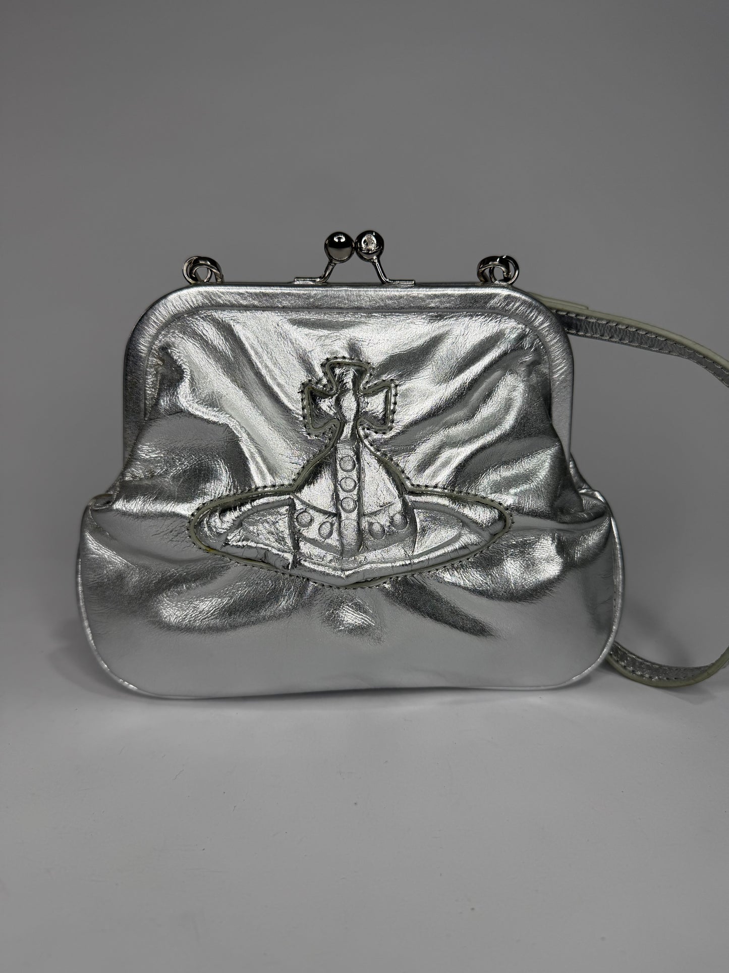 VIVIENNE WESTWOOD
Metallic-print Embossed-logo Tote In Silber
