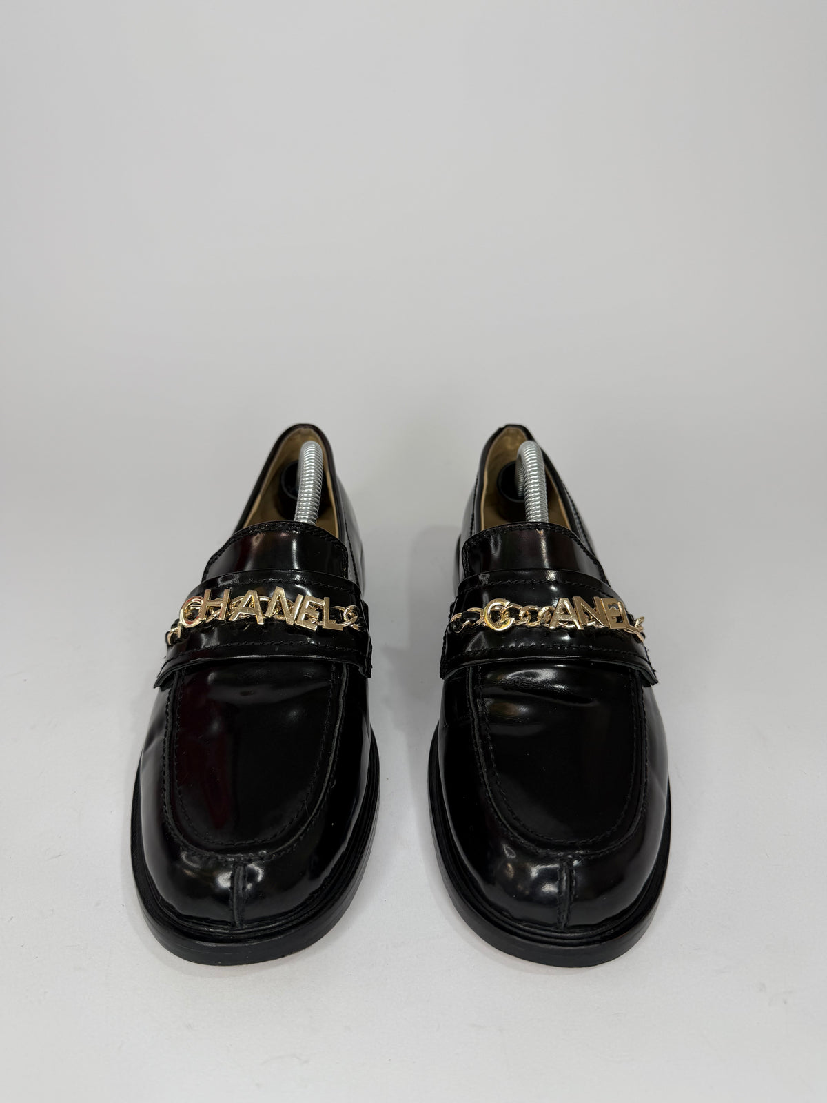 CHANEL
Shiny Calfskin Logo Loafers Black Size 37 EU/ 7 US