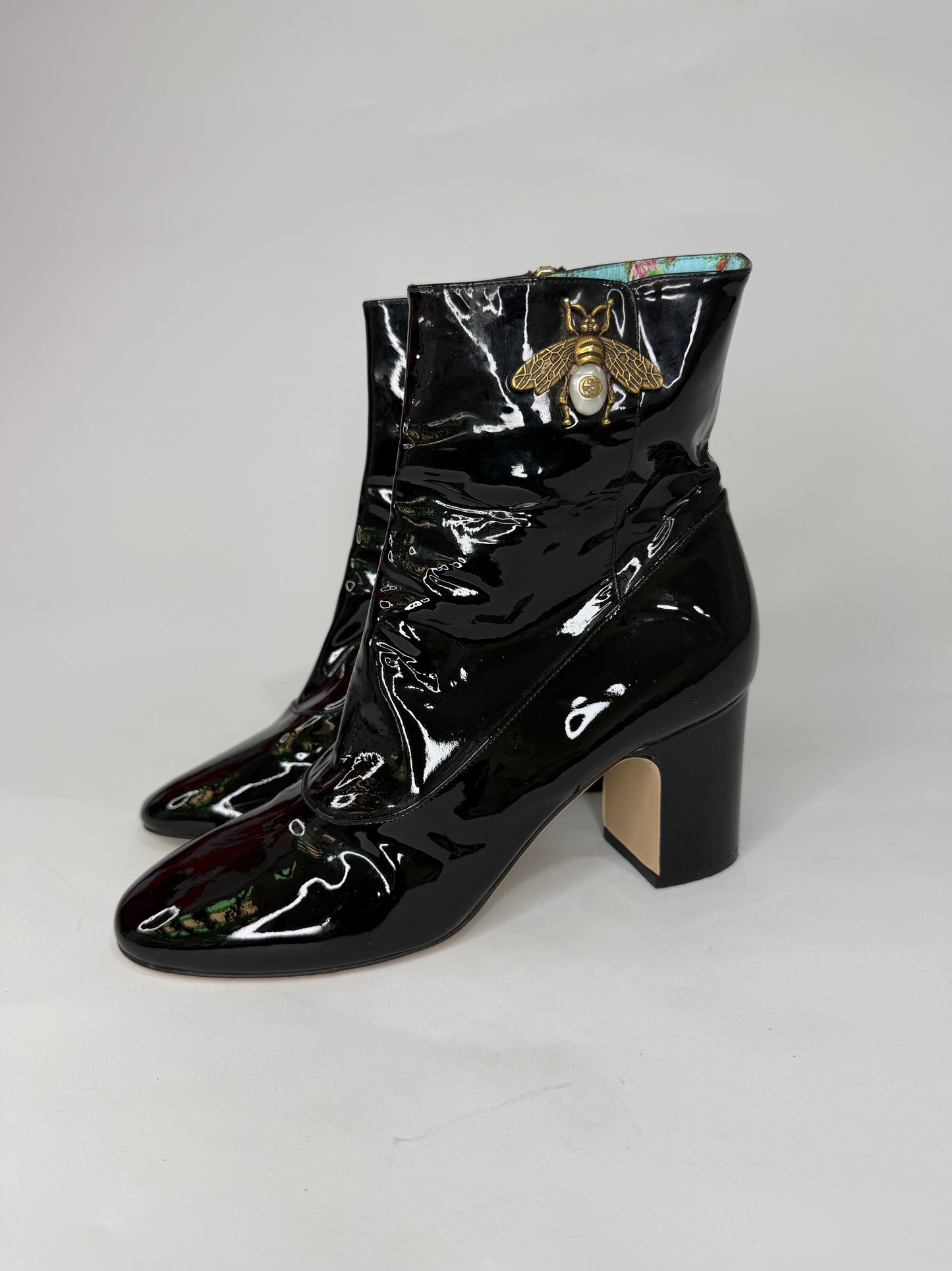 Gucci
Lois Patent Leather Bee Boots
Size 37.5 EU/ 7.5 US/ 4.5 UK