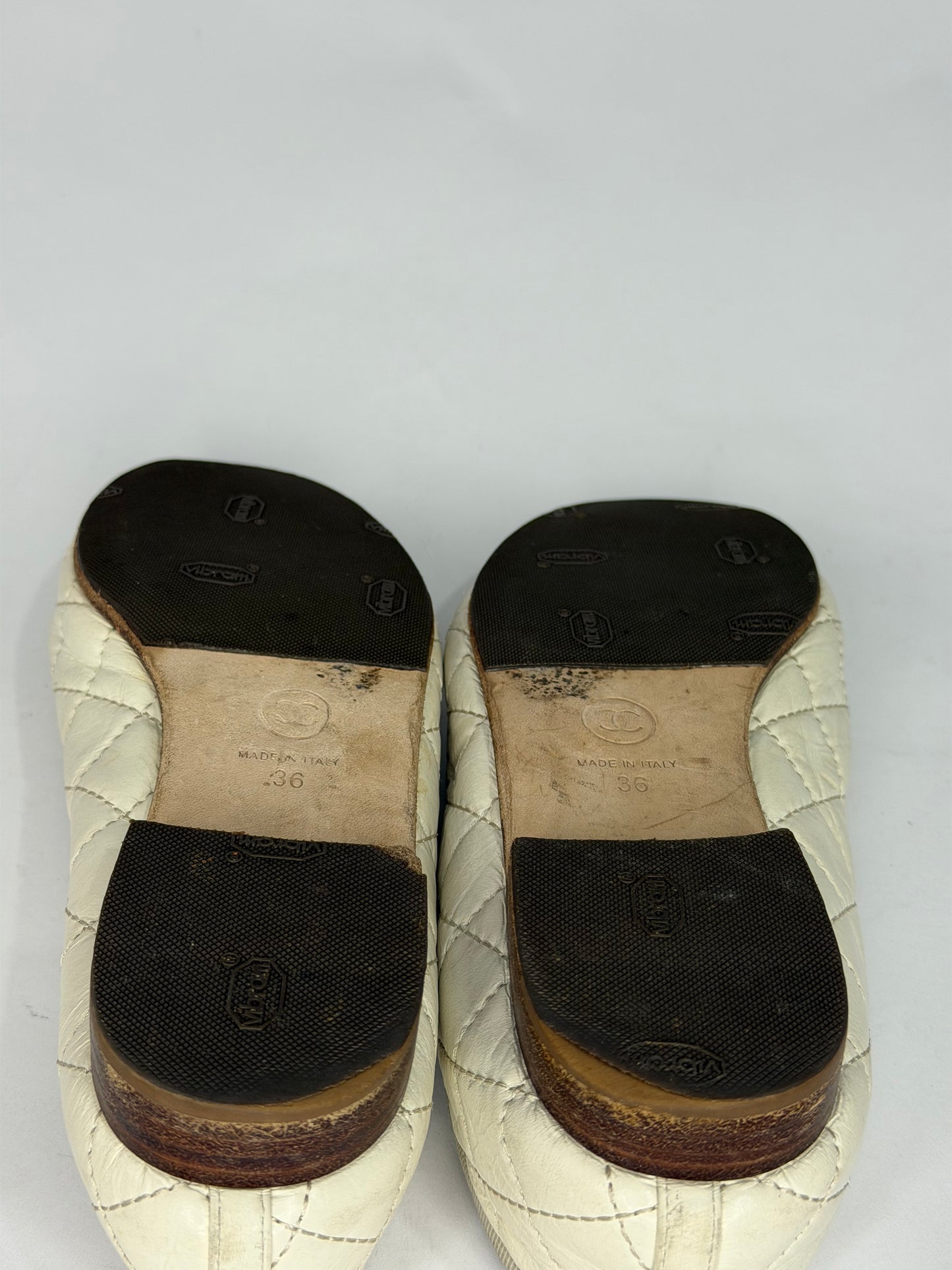 Chanel White Quilted Caviar Leather CC Ballet Flats Size 36 EU/ 6 US/ 3 UK