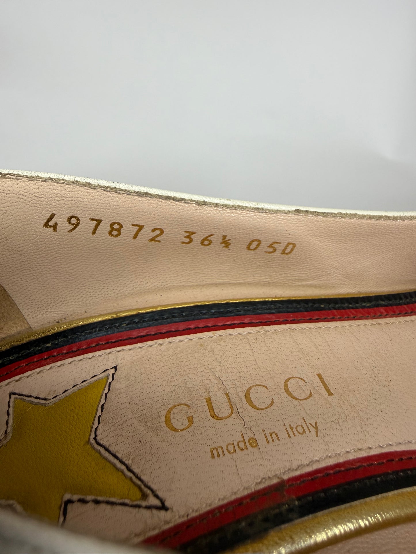 GUCCI
White Leather Vintage Web Bow Pumps Size 36.5 EU/ 6.5 US/ 3.5 UK