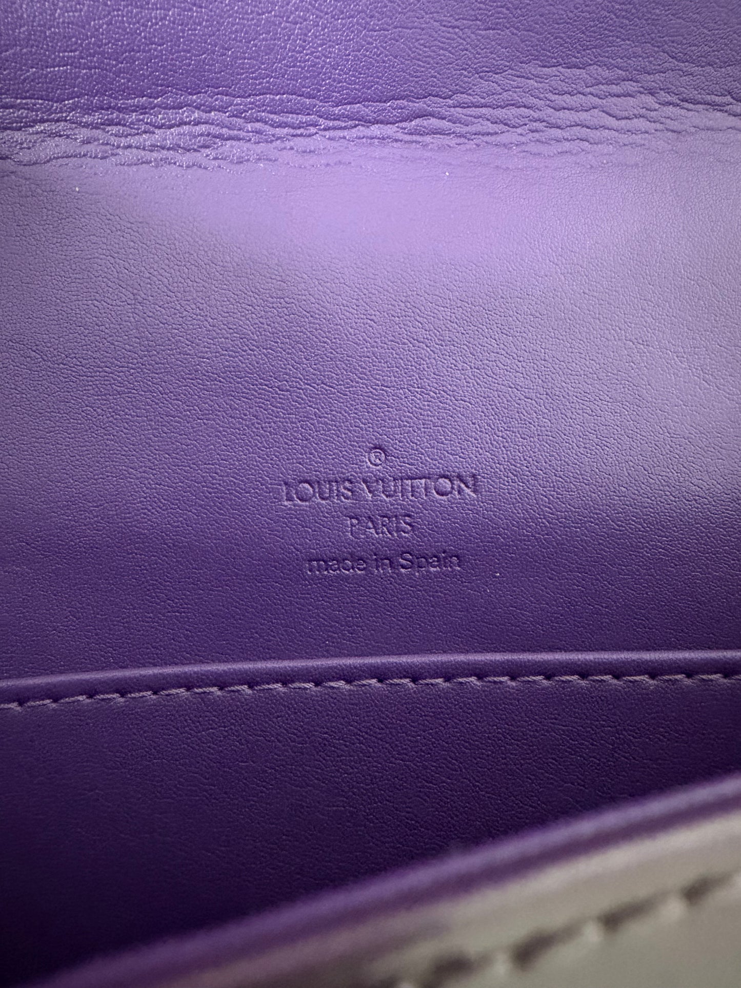 LOUIS VUITTON
Vernis Thompson Street Purple