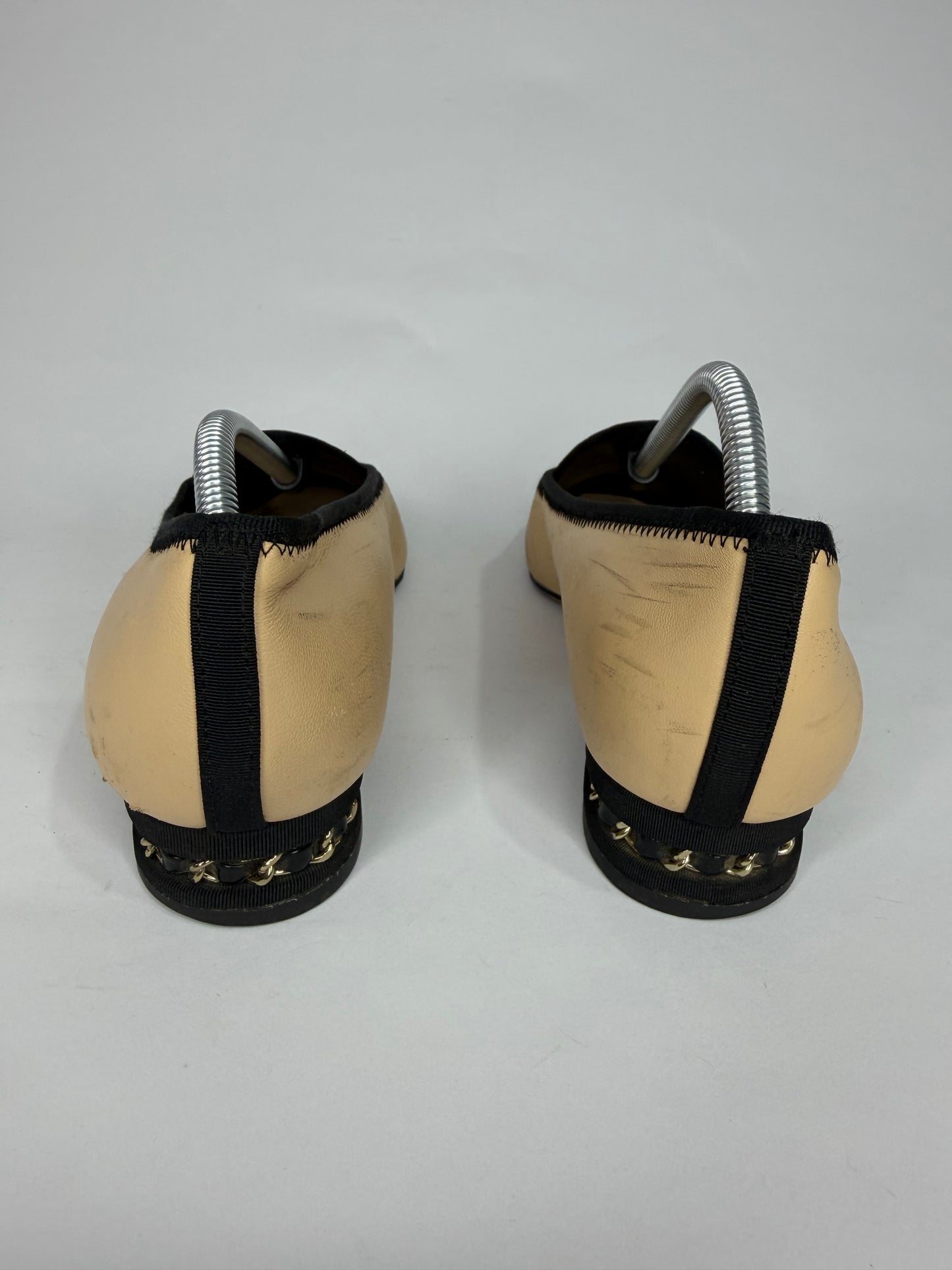 CHANEL
Lambskin Grossgrain Cap Toe Chain CC Flats Beige Black size 38 EU/ 8 US/ 5 UK