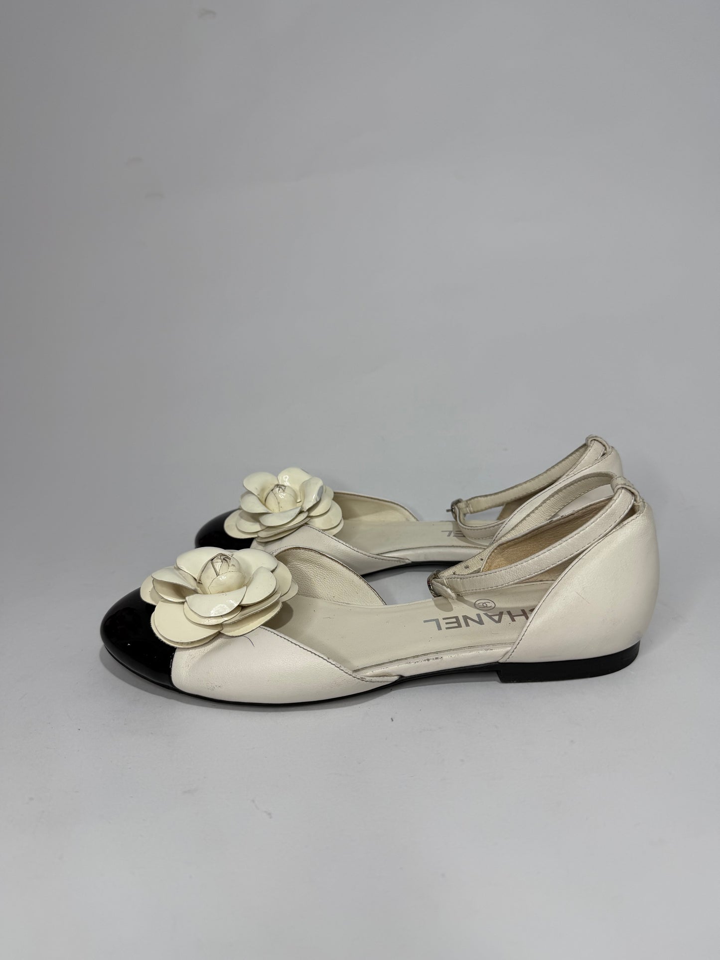 CHANEL
Lambskin Patent Calfskin Cap Toe Camellia Mary Jane Flats 37.5 White Black