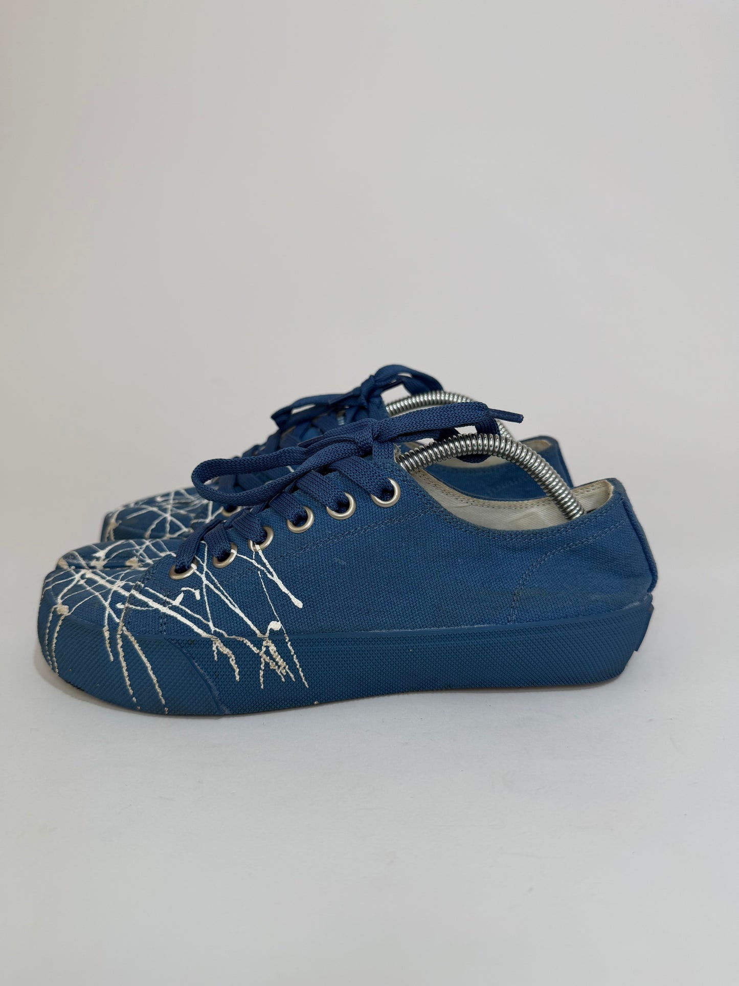 Maison Martin Margiela Blue/White Splatter Canvas Tabi Low Top Sneakers Size 38 EU/ 8 US/ 5 UK