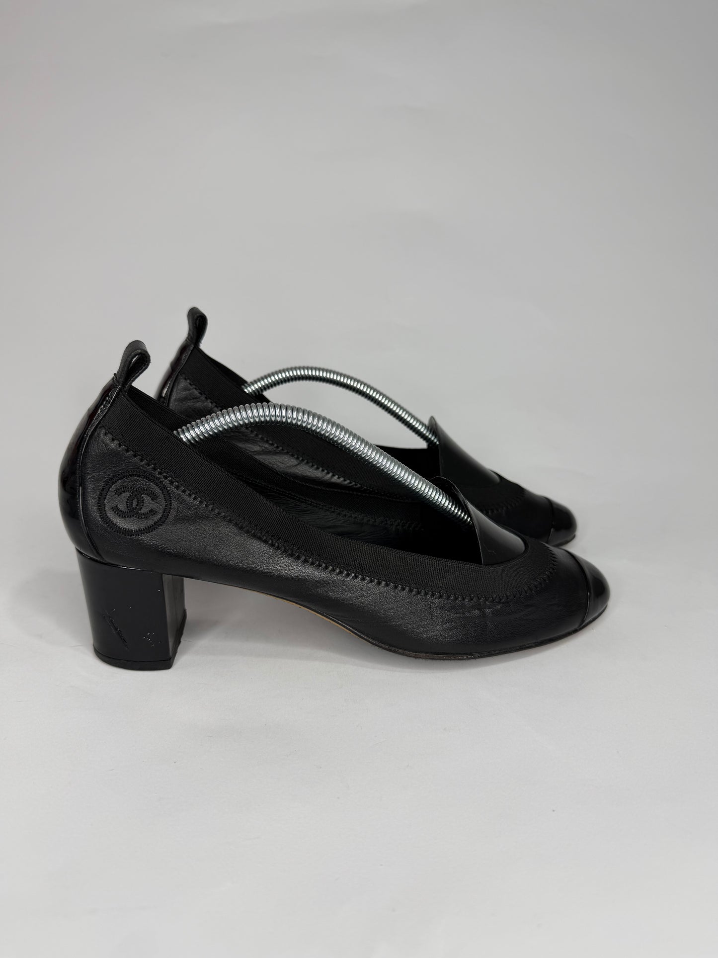 Chanel CC  Black Leather and Patent Leather Block Heel Pumps Size 39 EU/ 9 US/ 6 UK