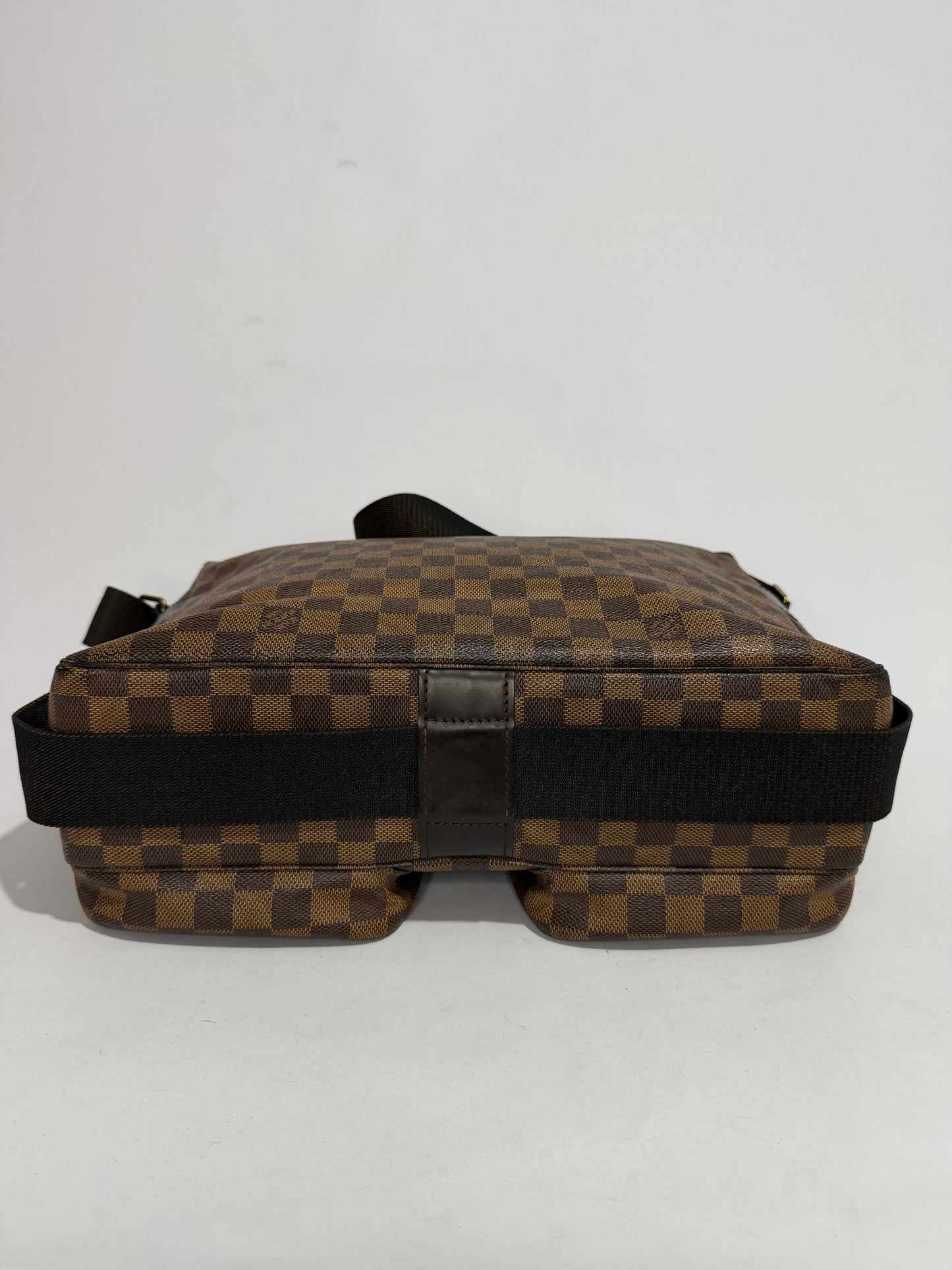 LOUIS VUITTON
Damier Ebene Broadway Messenger Bag
