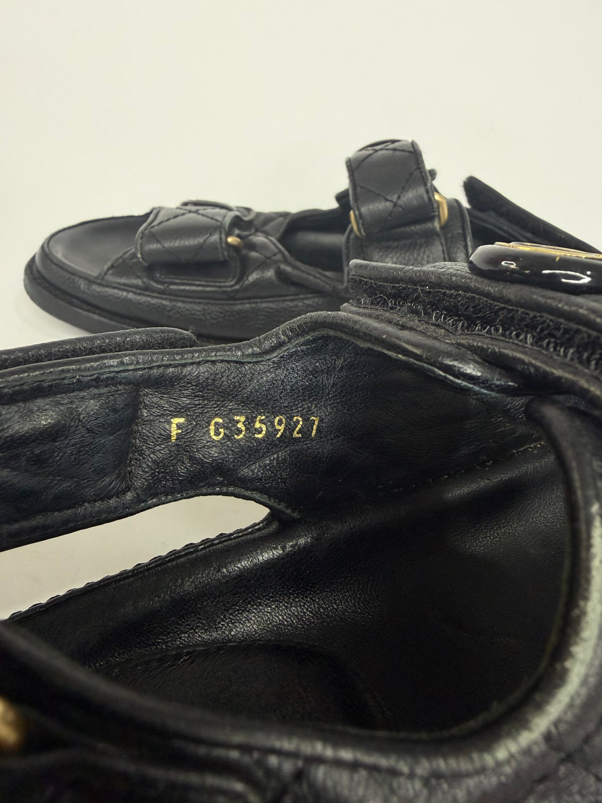 CHANEL
Grained Calfskin Velcro Dad Sandals Size 35 Black