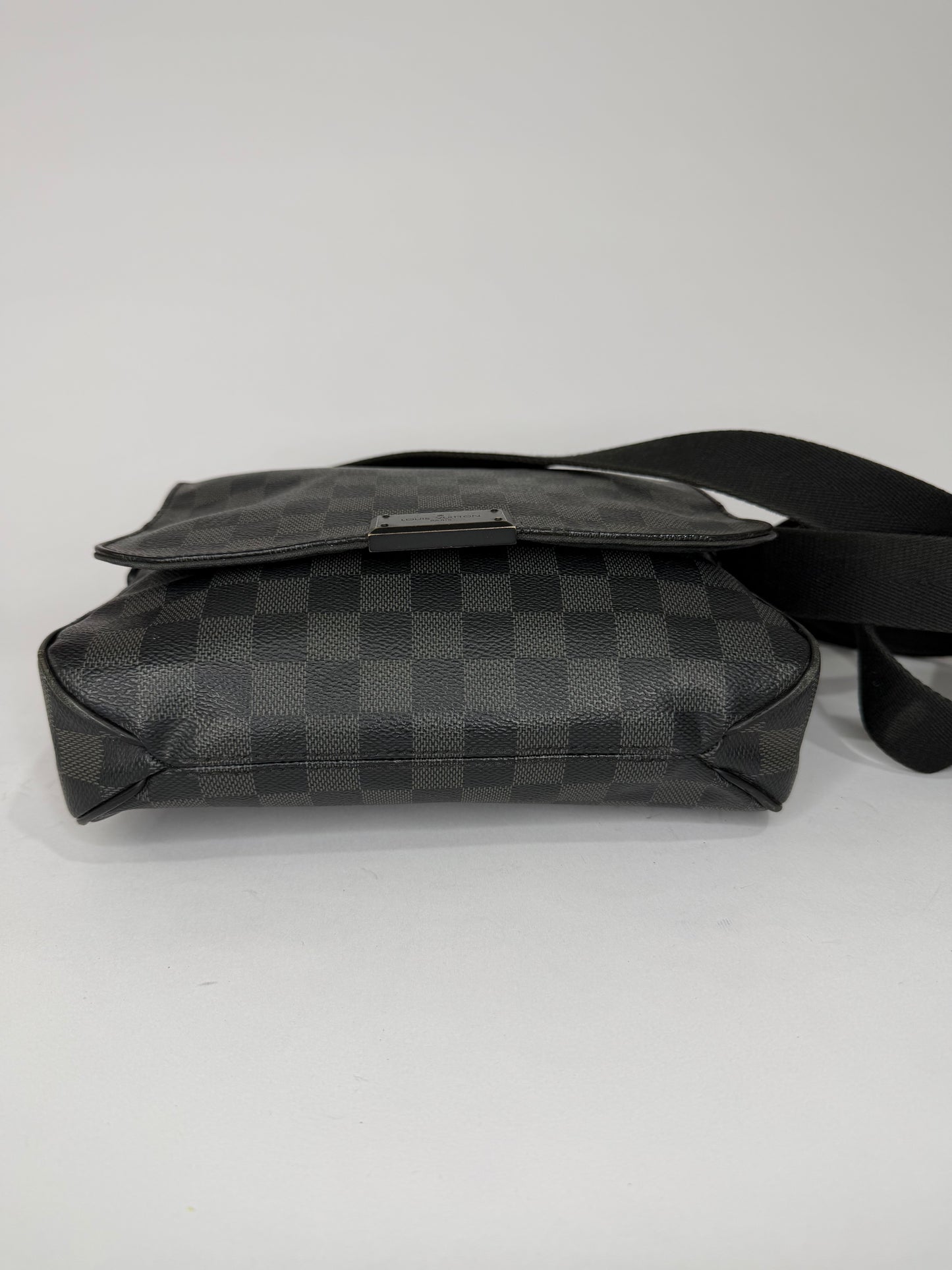 LOUIS VUITTON Damier Graphite District MM Messenger Bag