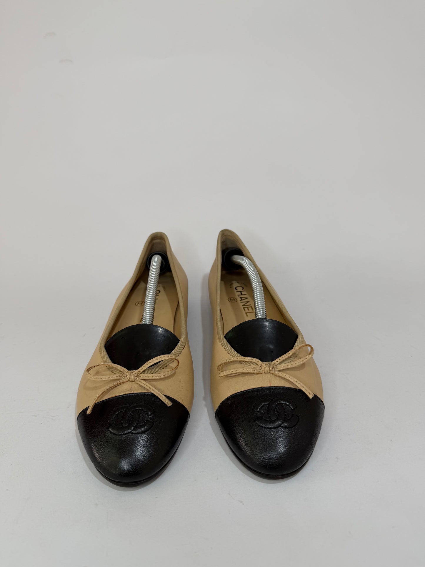 CHANEL Beige/Black Lambskin Leather CC Ballet Flats Size 39 EU/ 9 US