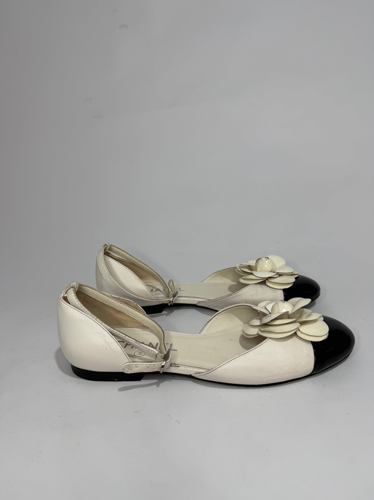 CHANEL
Lambskin Patent Calfskin Cap Toe Camellia Mary Jane Flats 37.5 White Black