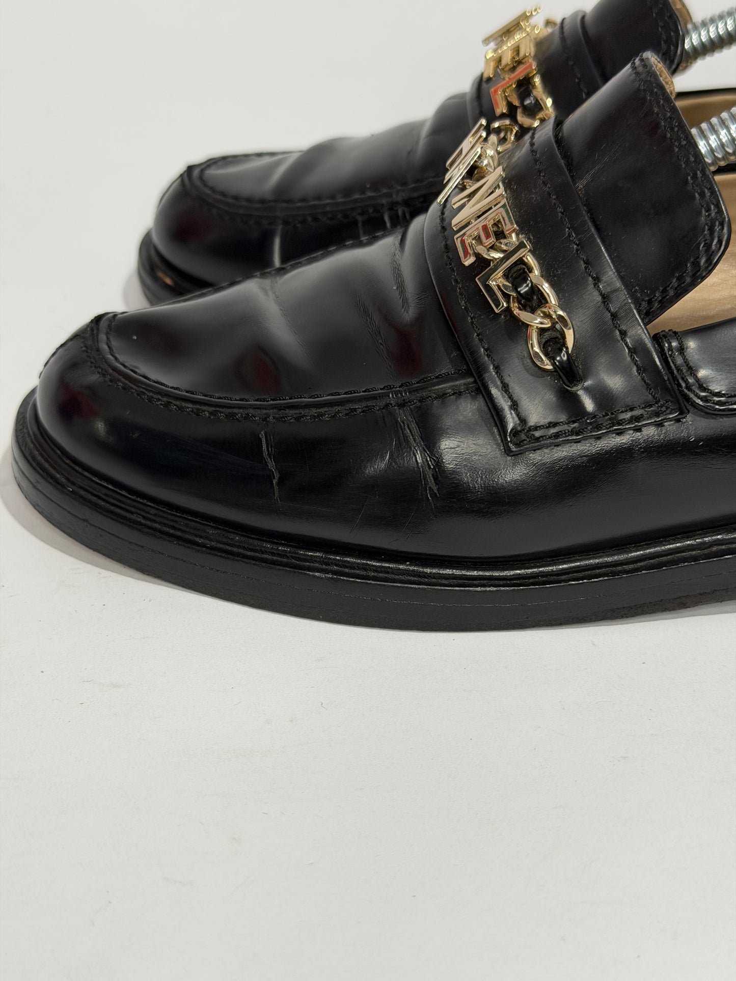 CHANEL
Shiny Calfskin Logo Loafers Black Size 37 EU/ 7 US/ 4 UK