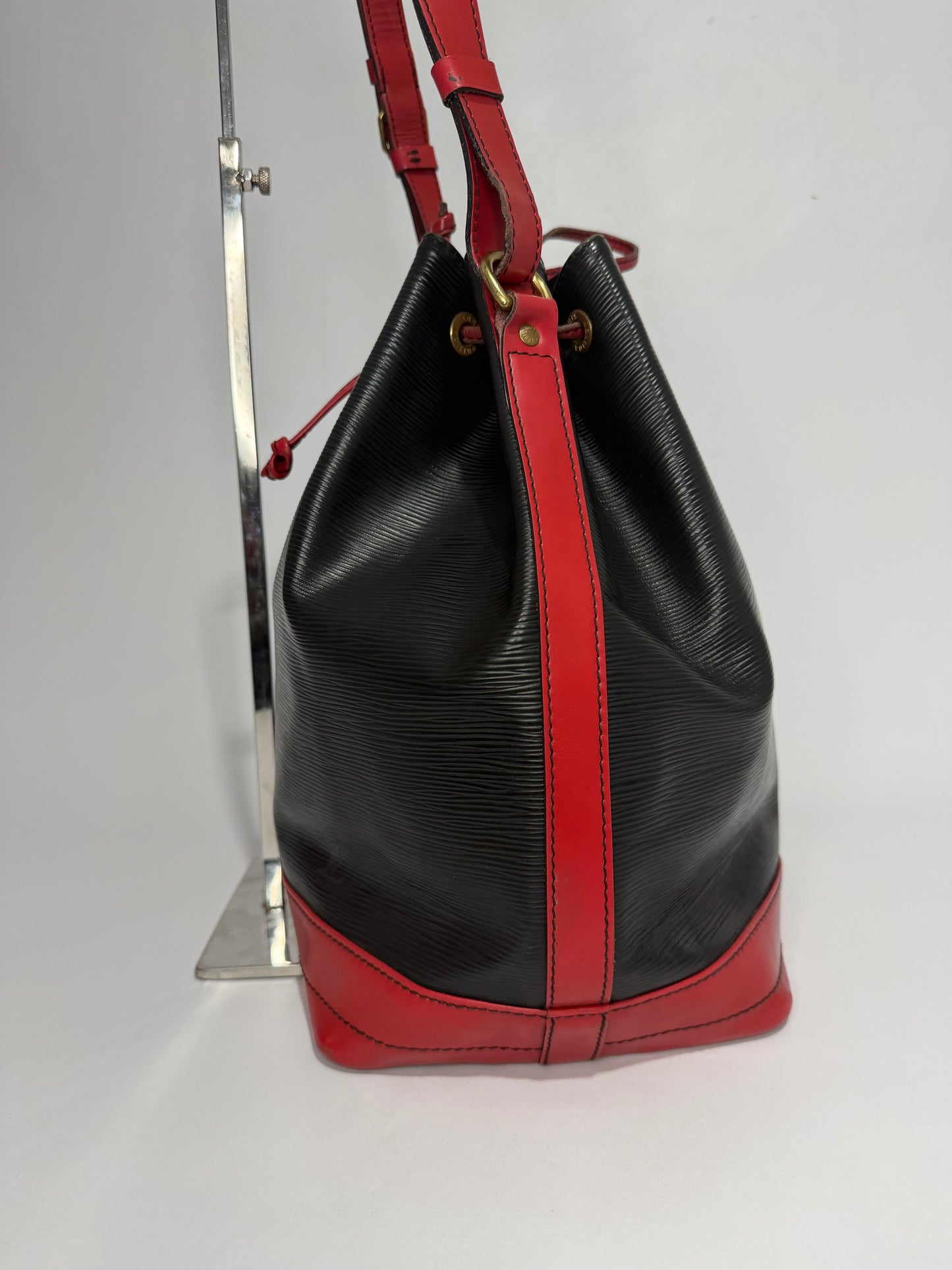LOUIS VUITTON
Black/Castilian Red Epi Leather Large Noe Bag