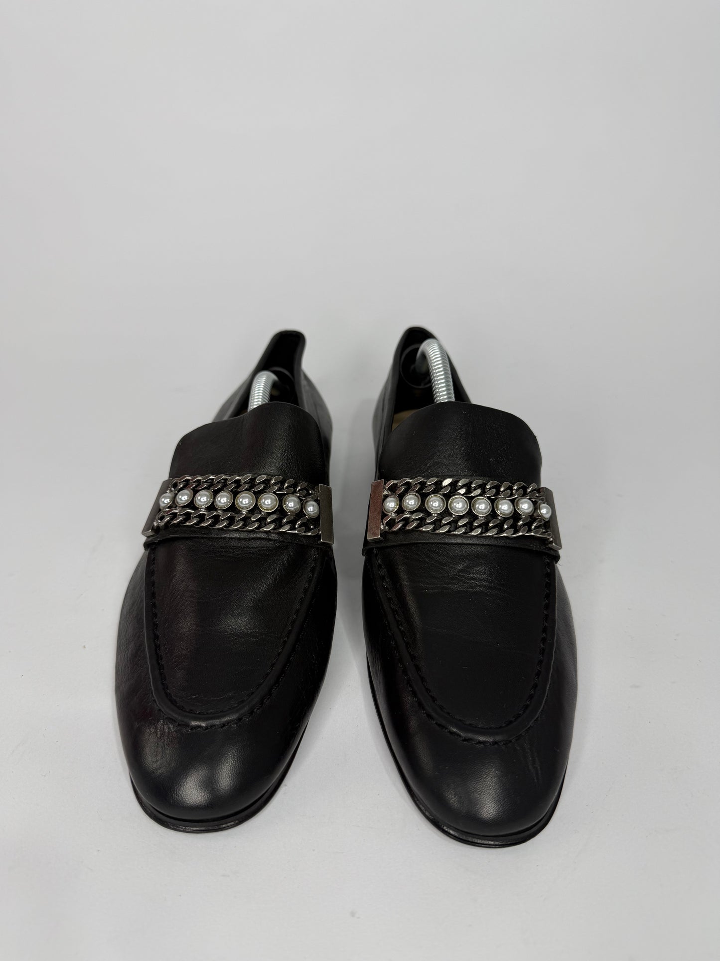 Chanel
2017 Faux Pearl Accents Loafers
Women's Size 37 EU/ 7 US