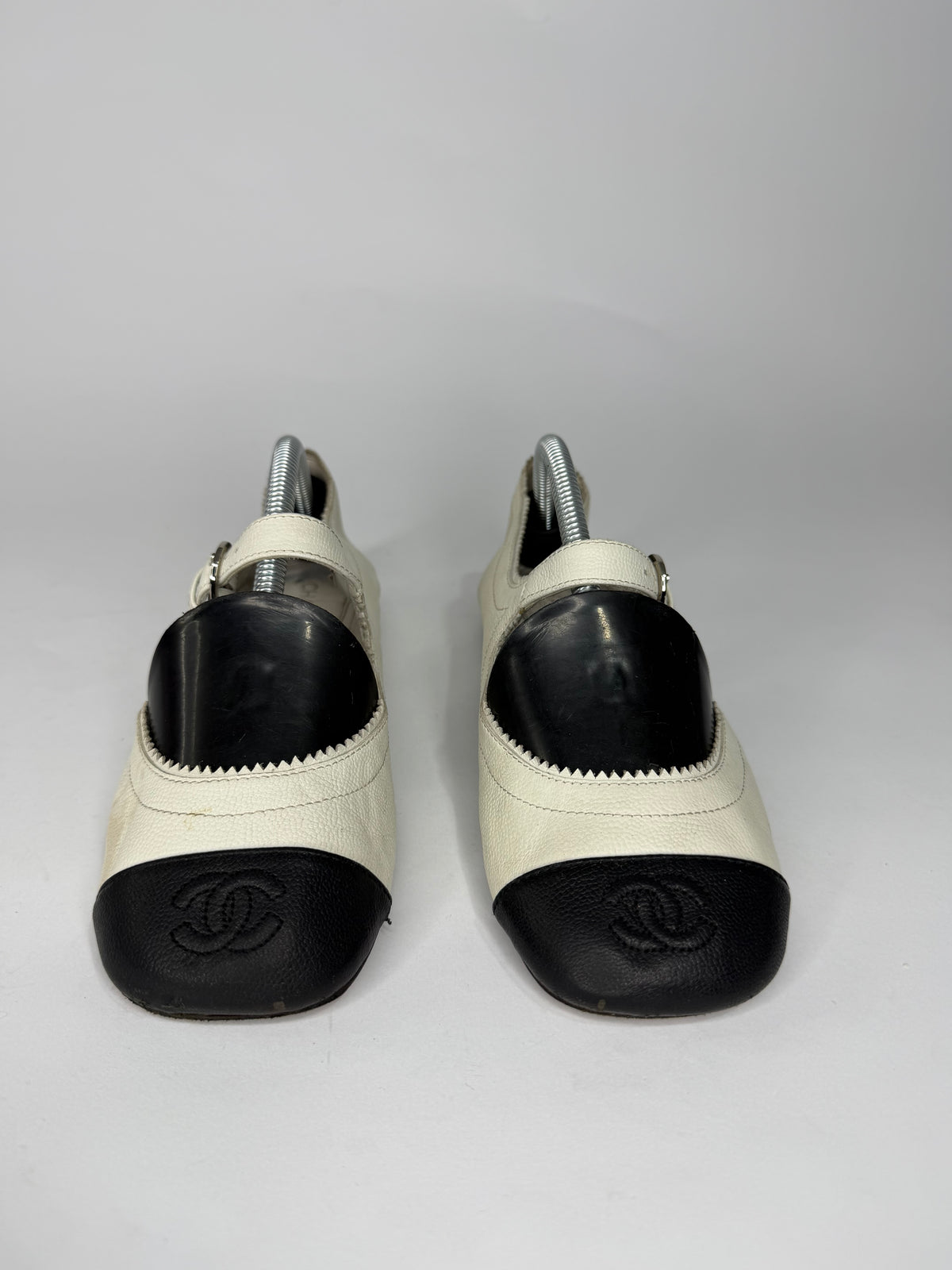 Chanel White/Black Leather CC Mary Jane Flats Size 35 EU/ 5 US