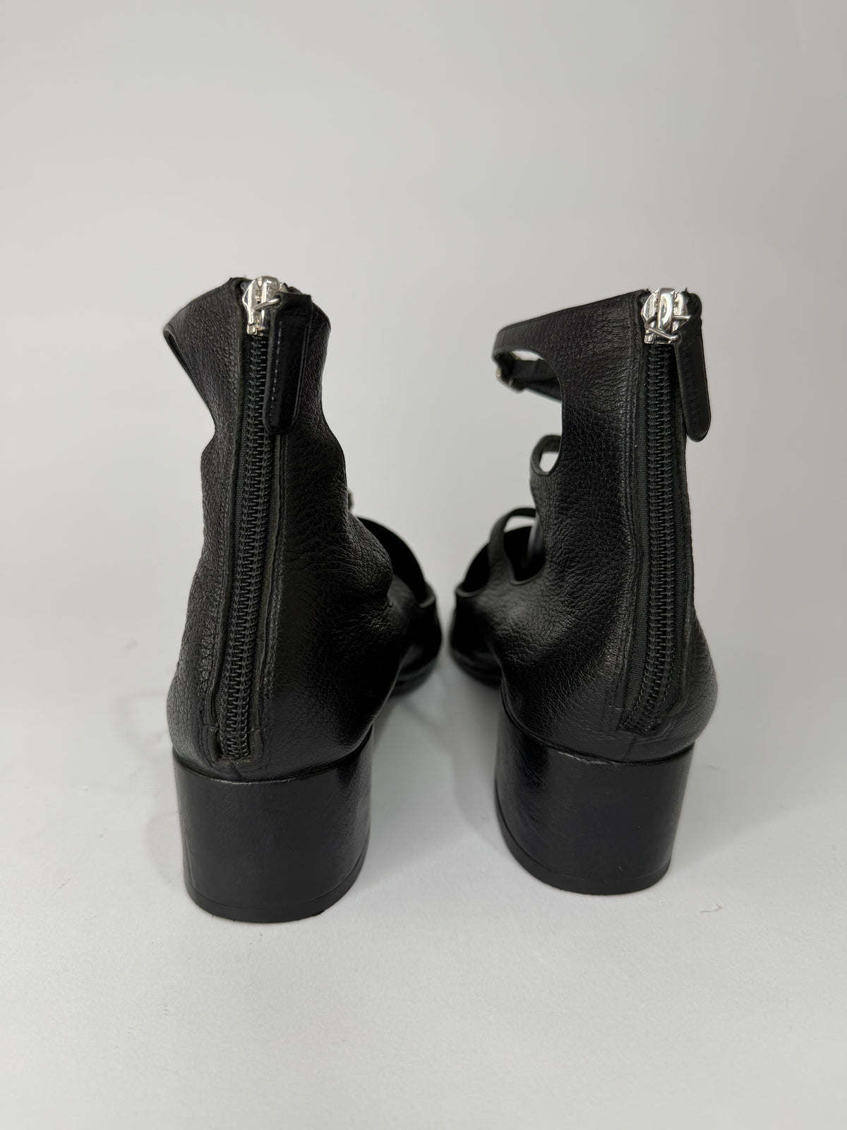 Chanel
Interlocking CC Logo Leather Pumps
Women's Size 37 EU/ 7 US/ 4 UK