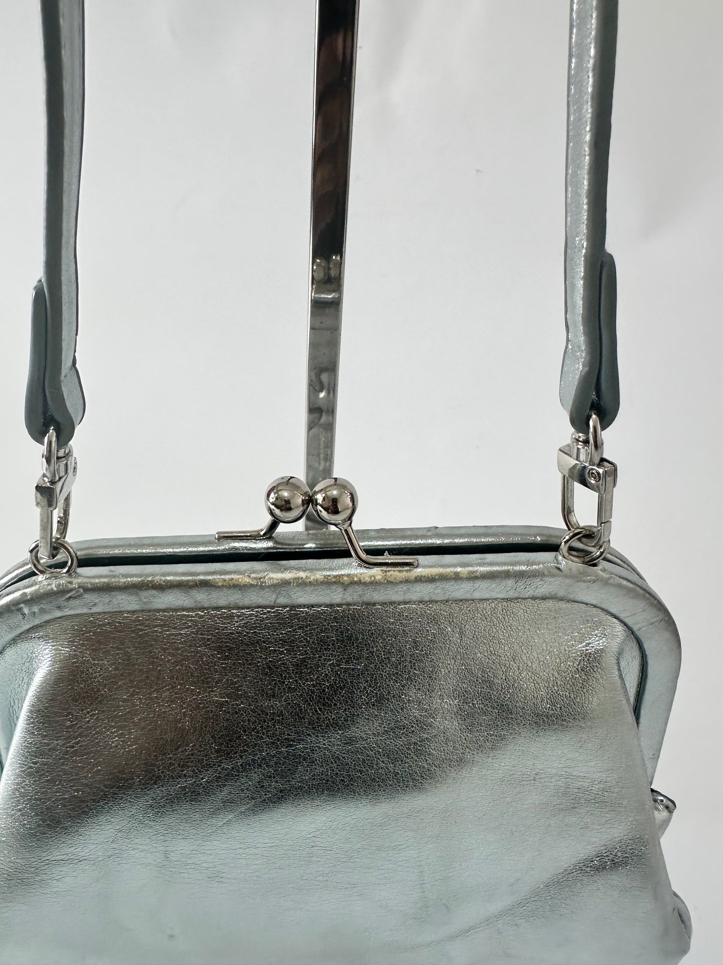 VIVIENNE WESTWOOD
Metallic-print Embossed-logo Tote In Silber