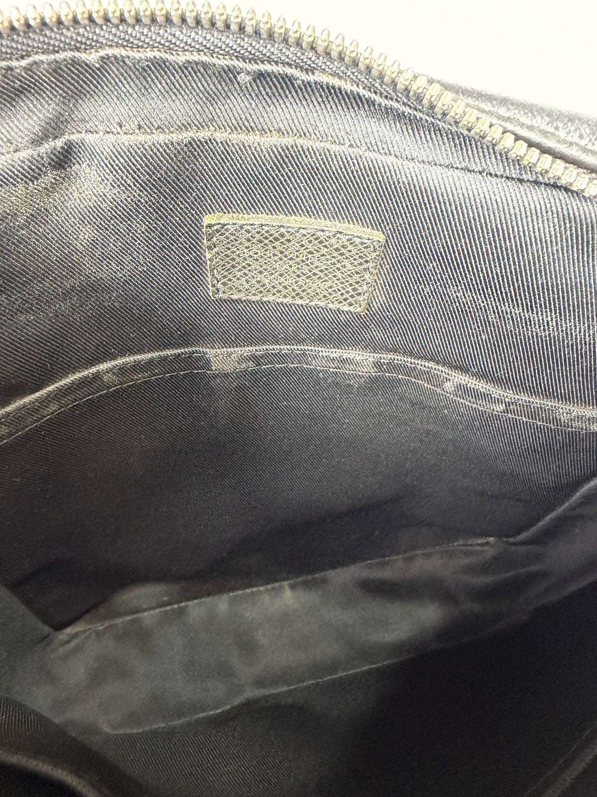 LOUIS VUITTON
Taiga Anton Pochette Black