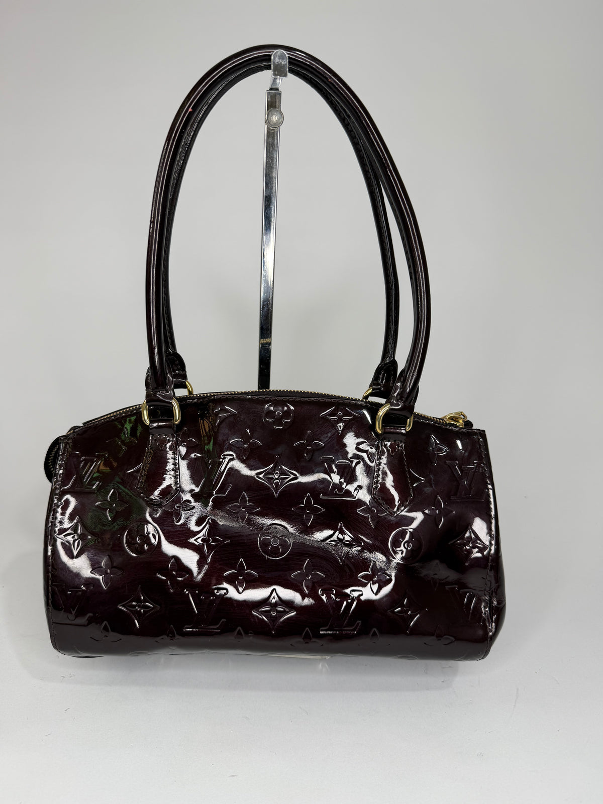 LOUIS VUITTON
Amarante Monogram Vernis Sherwood Bag