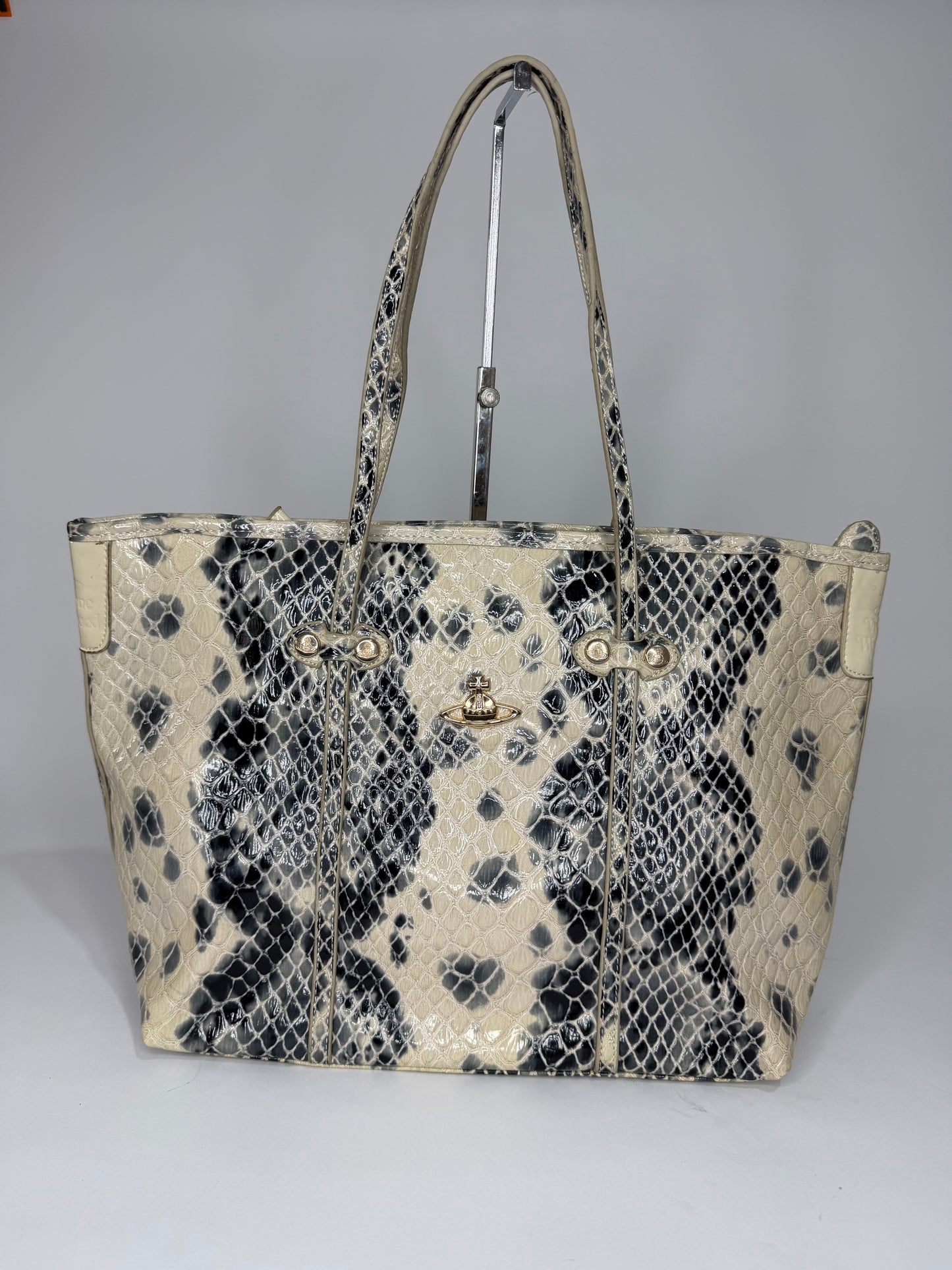 VIVIENNE WESTWOOD Metallic-print Embossed-logo Tote In Silber